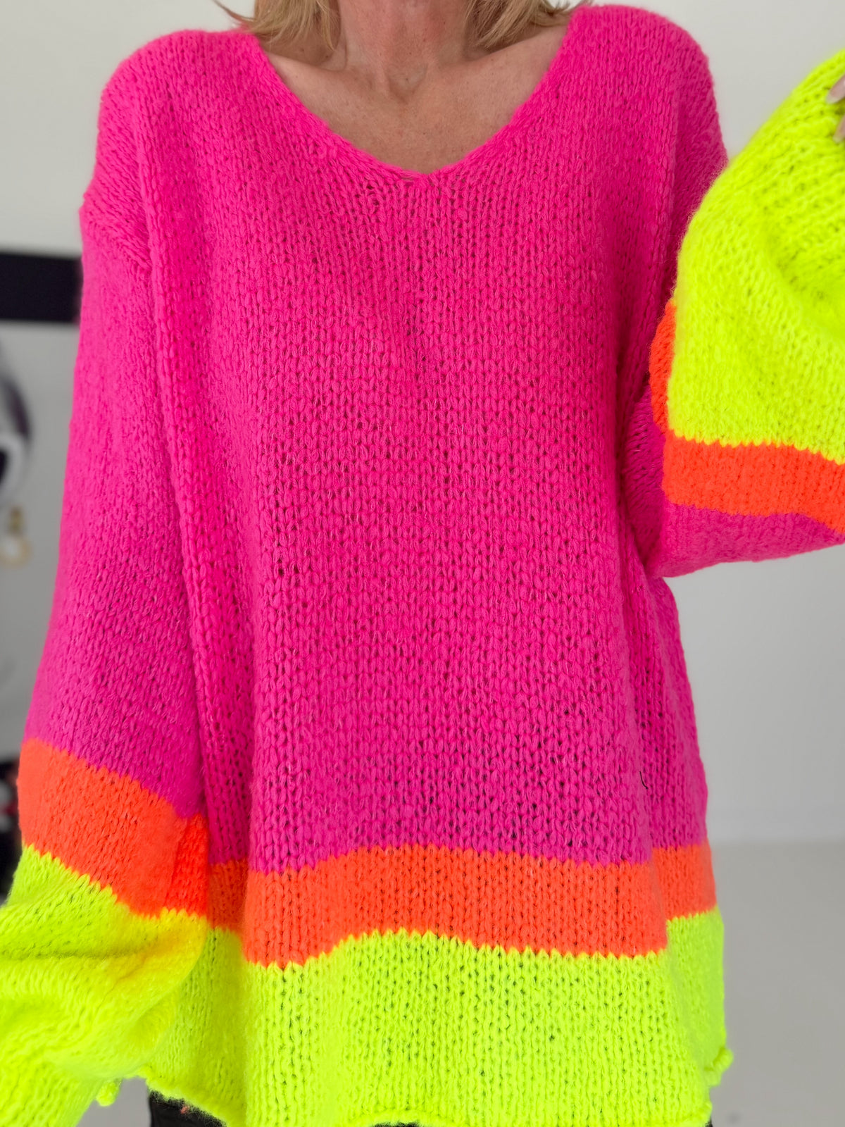 Pullover mit V-Ausschnitt - neonpink-mehrfarbig