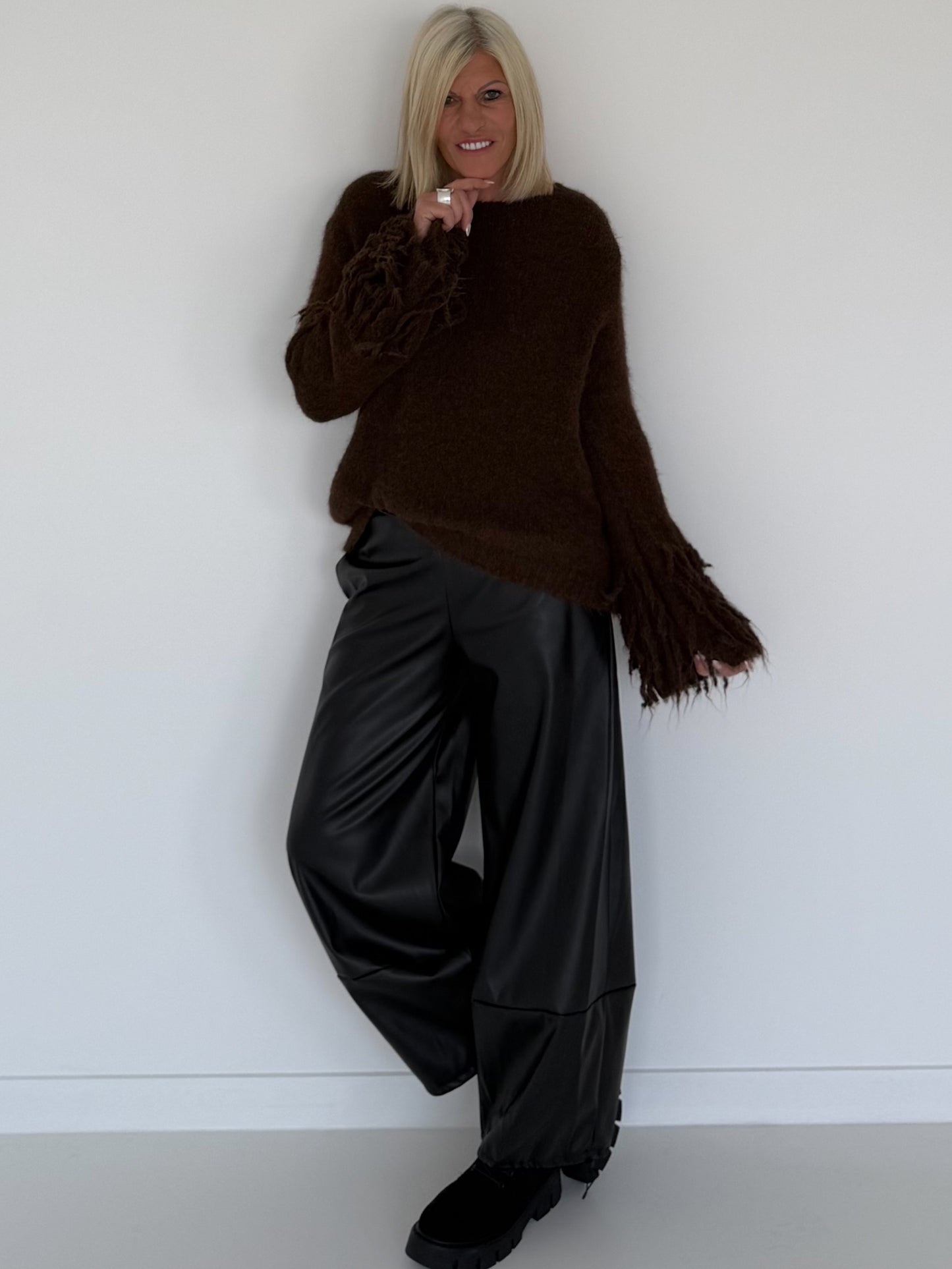 Kuschliger Pullover mit Fransen-Details - mokka