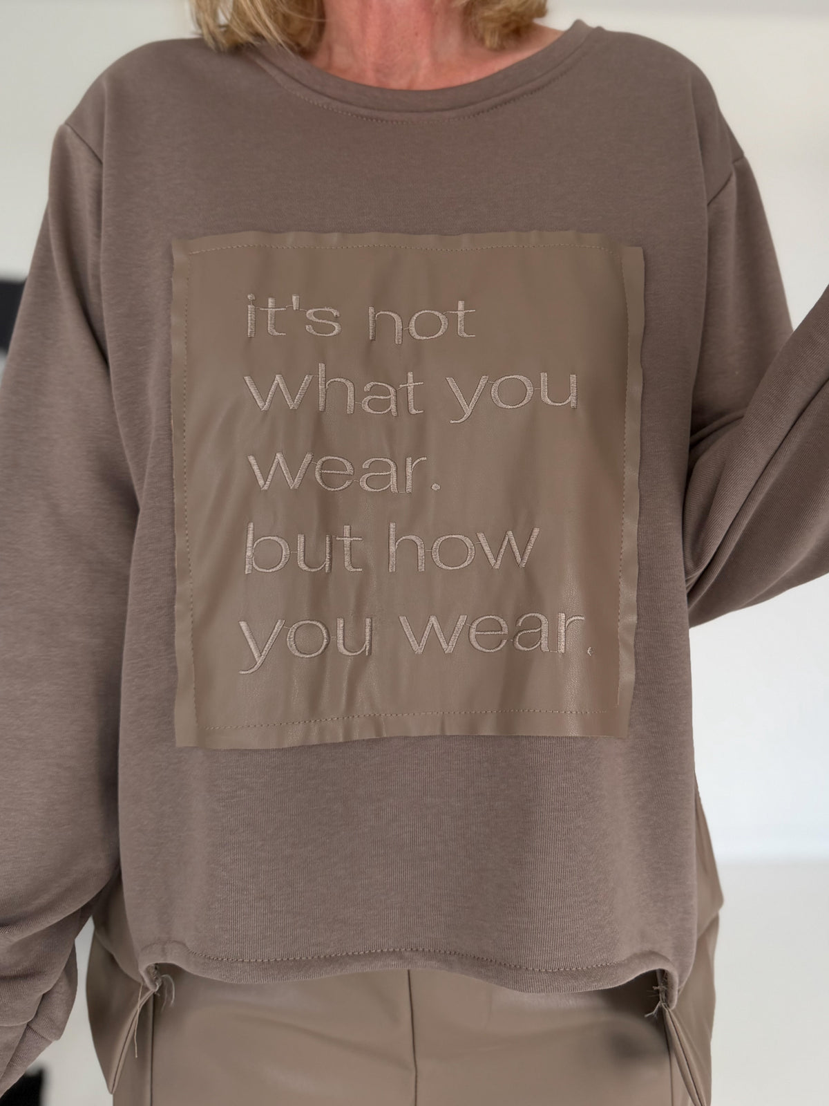 Sweater mit Lederoptik-Elementen - taupe