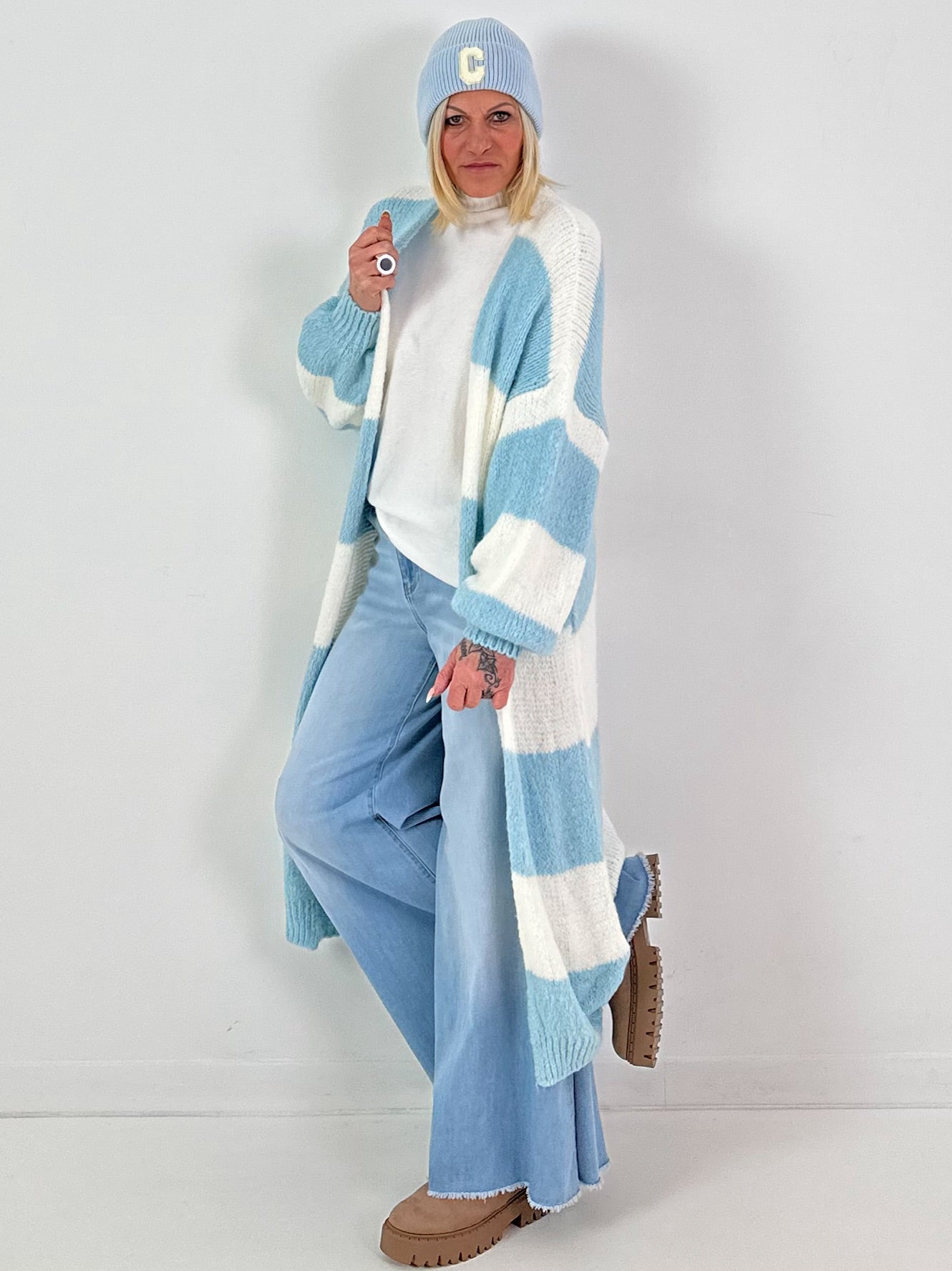 Maxi gebreide jas model "Soft Stripe" - blauw en wit