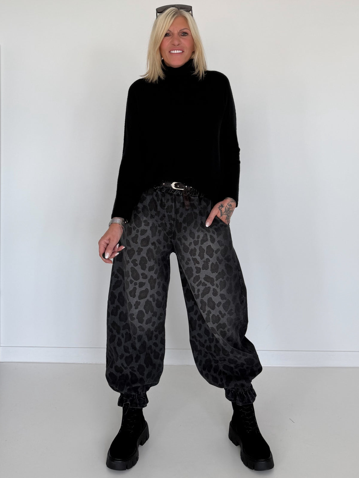 Jeans-Pumphose im Allover-Leoprint mit Gürtel - used-black ( lieferbar ab ca.09.10.26)