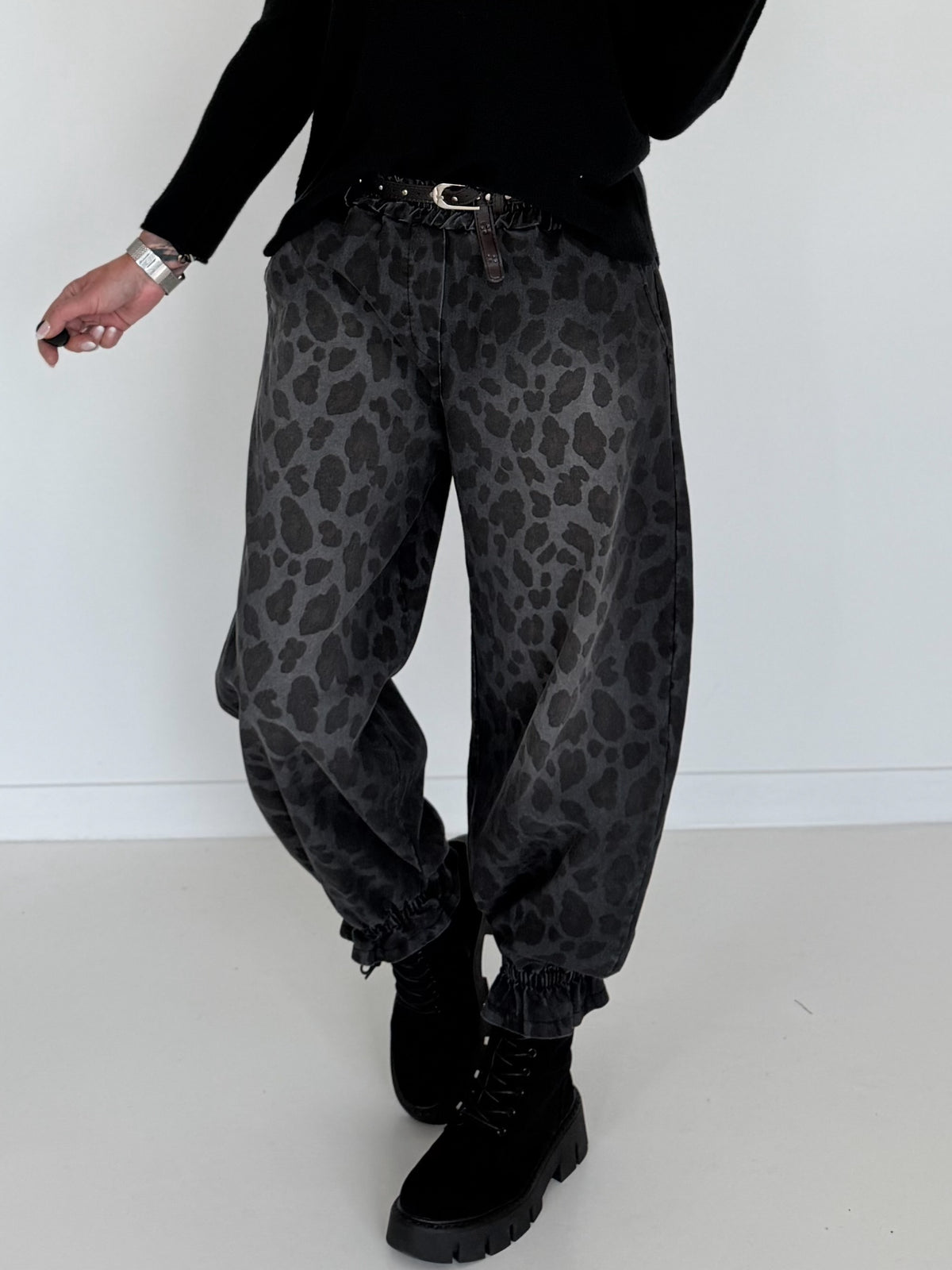 Jeans-Pumphose im Allover-Leoprint mit Gürtel - used-black ( lieferbar ab ca.09.10.26)