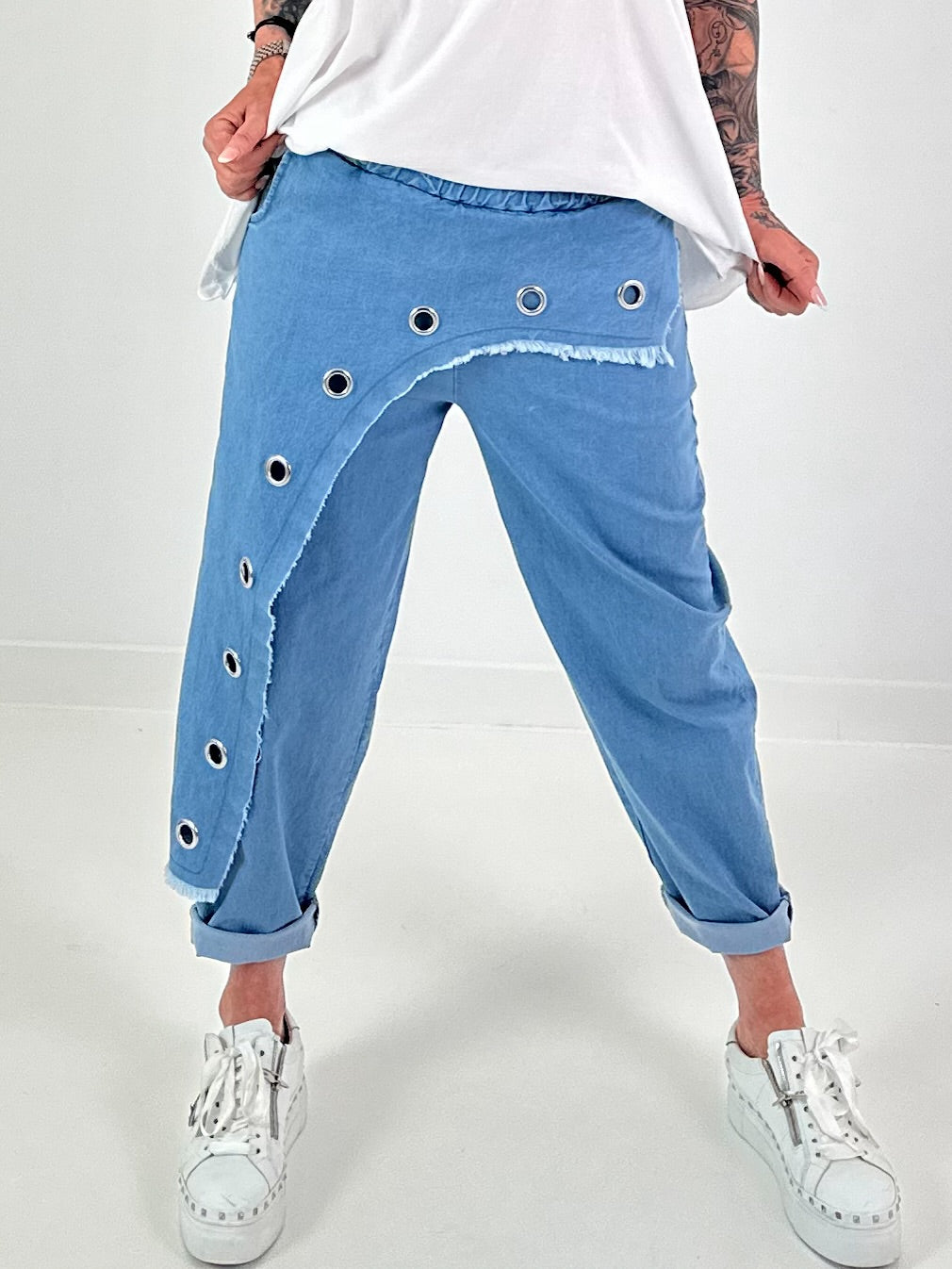 Jeanshose mit silbernen Ösen - hellblau