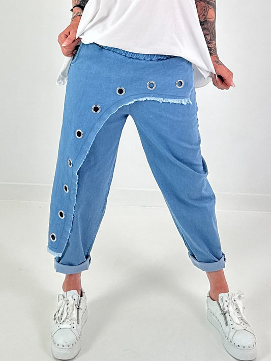 Jeanshose mit silbernen Ösen - hellblau