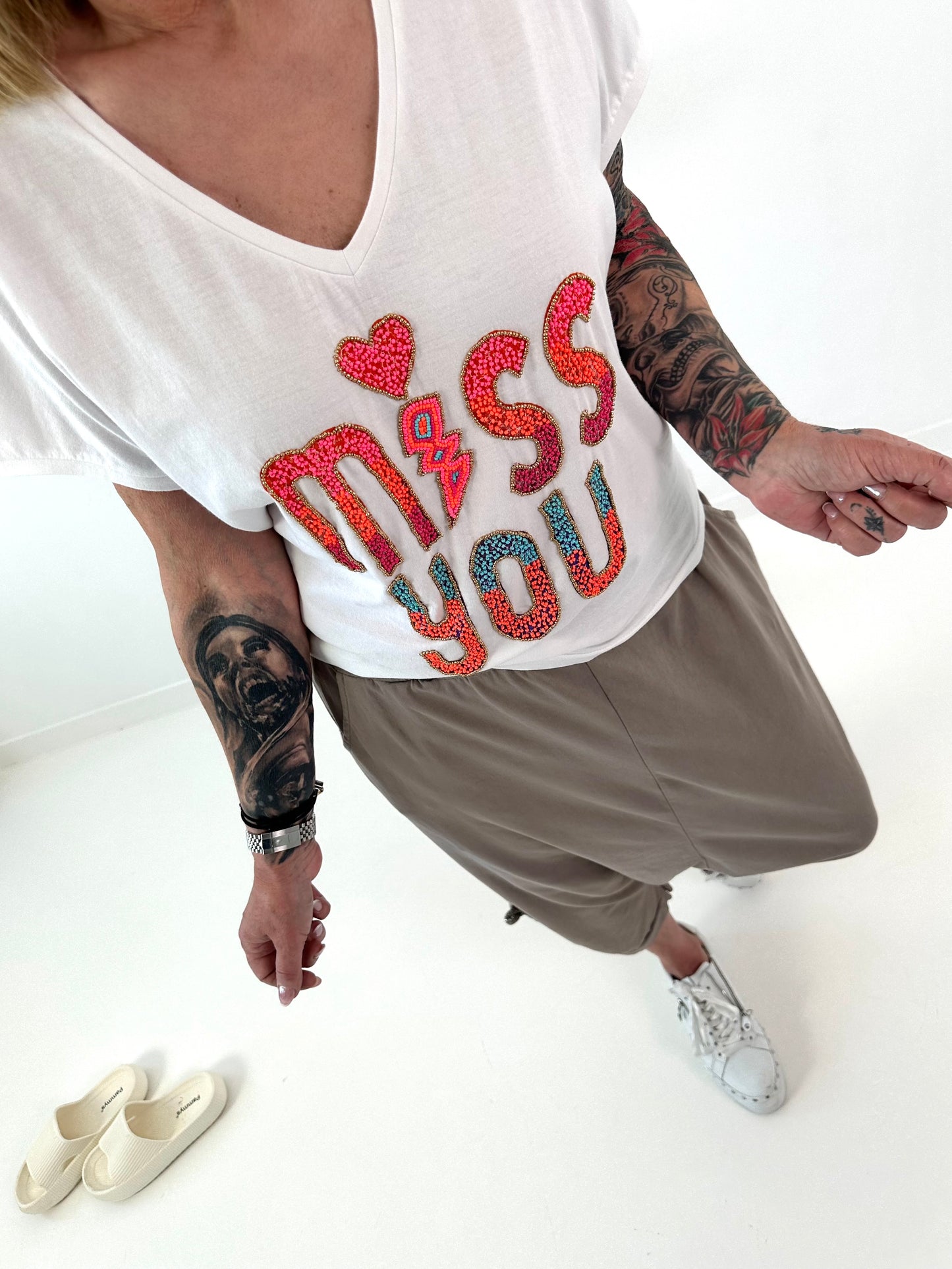 T-shirt with embroidered pearl lettering - white