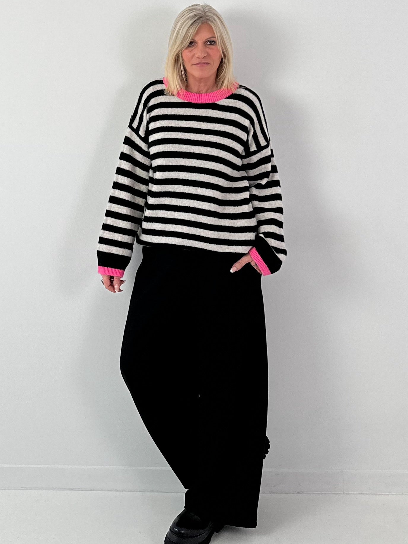 Trui model "Stripe Pop" - zwart en gestreept