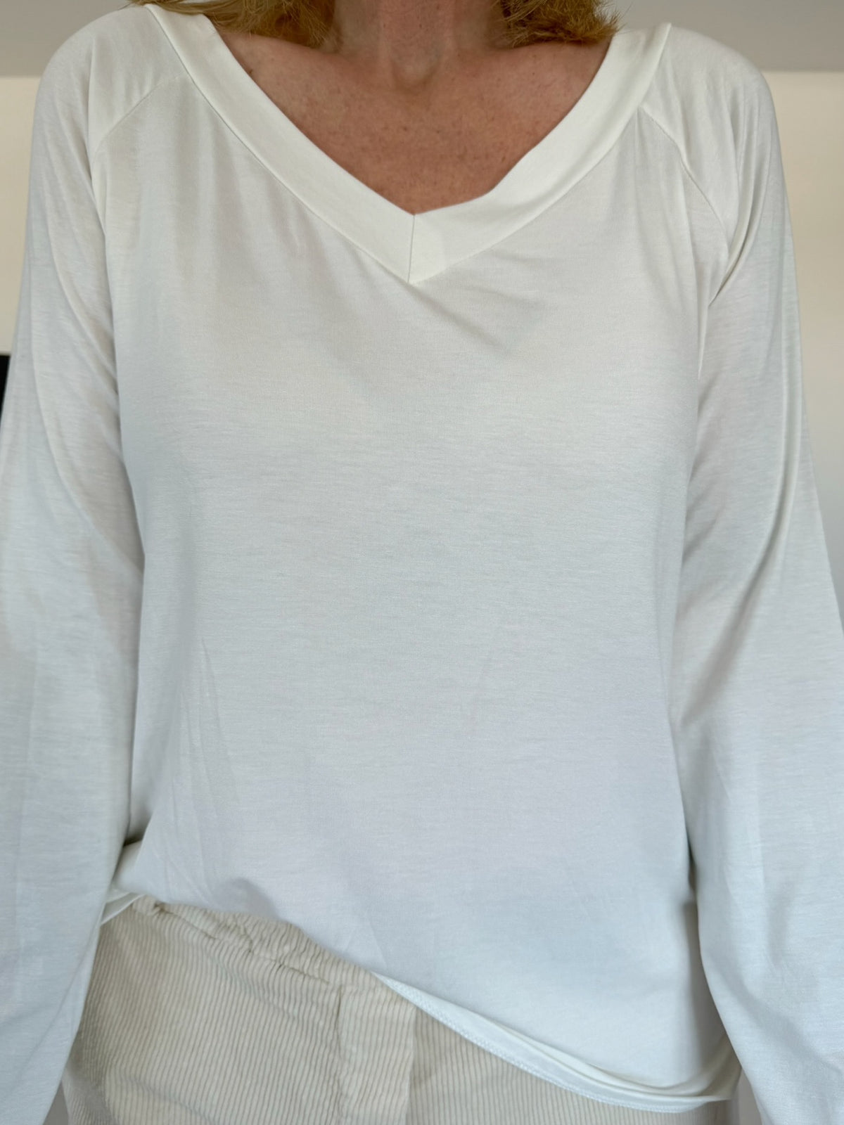 Basic Shirt mit V-Neck - weiss