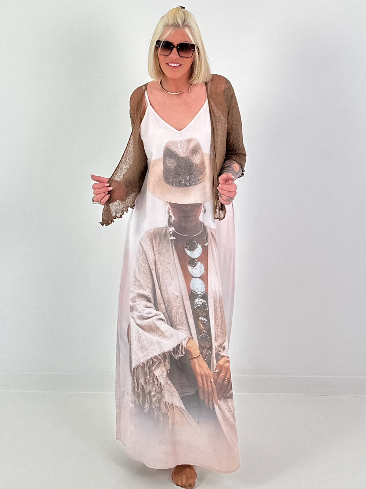 Long dress with a printed design and side pockets - beige-multicoloured