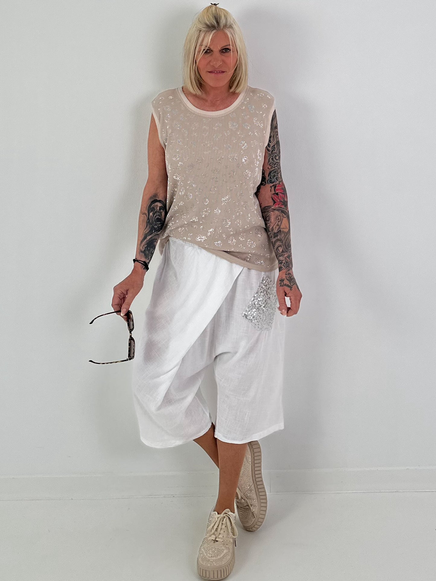 Kurze Leinen Baggy mit Überwurf und Paillettendetails - weiss