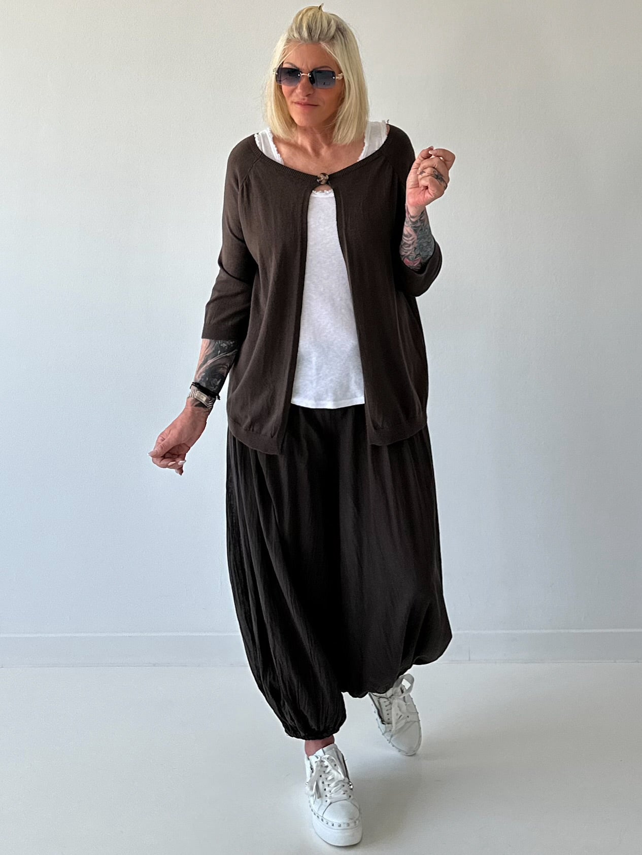Leichte Feinstrickjacke mit Knopf- mokka