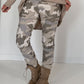 Hose mit elastischem Bund im Camouflage-Look - beige-mehrfarbig