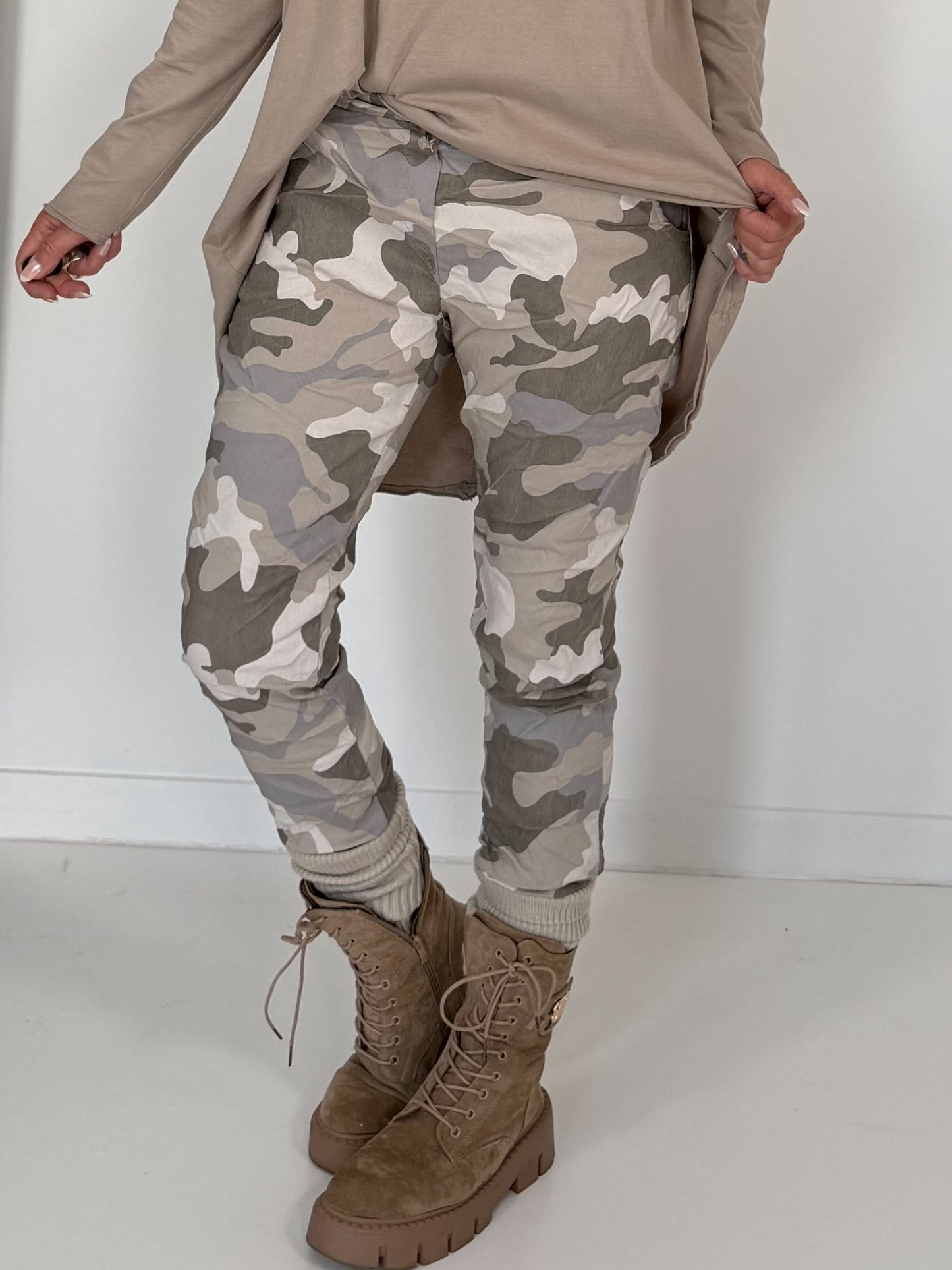 Hose mit elastischem Bund im Camouflage-Look - beige-mehrfarbig