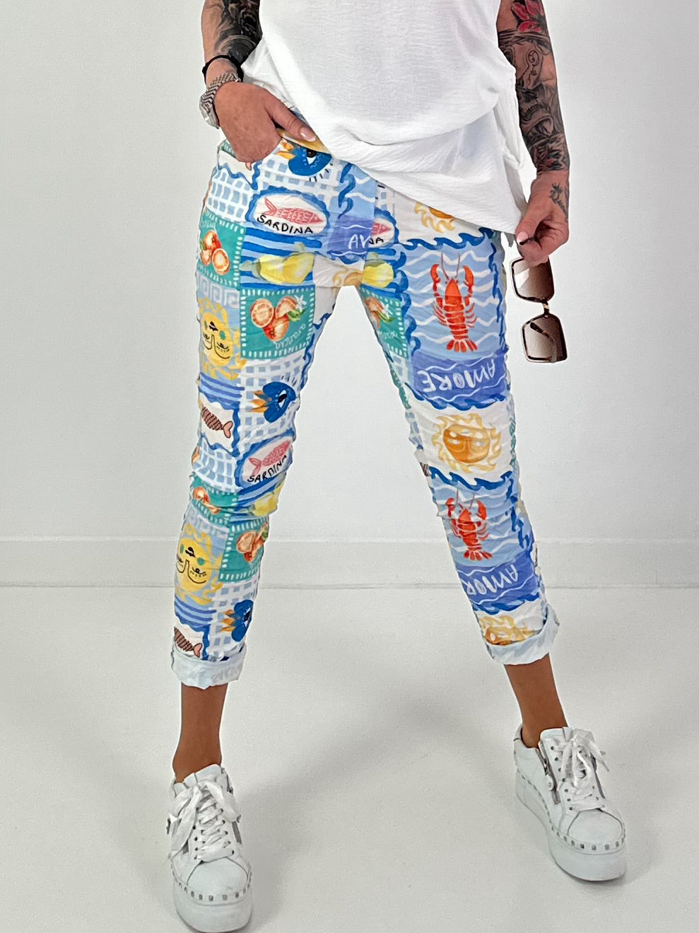 Hose mit All-Over Print-Mix - hellblau-mehrfarbig