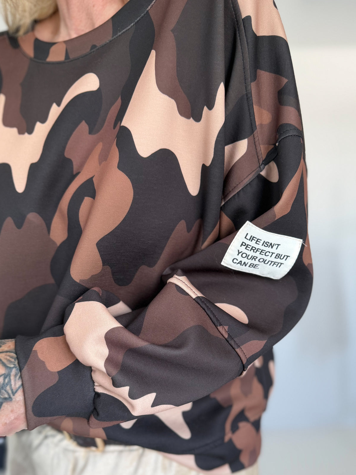 Sweater mit Allover-Camouflage-Print - mokka-camel-mehrfarbig