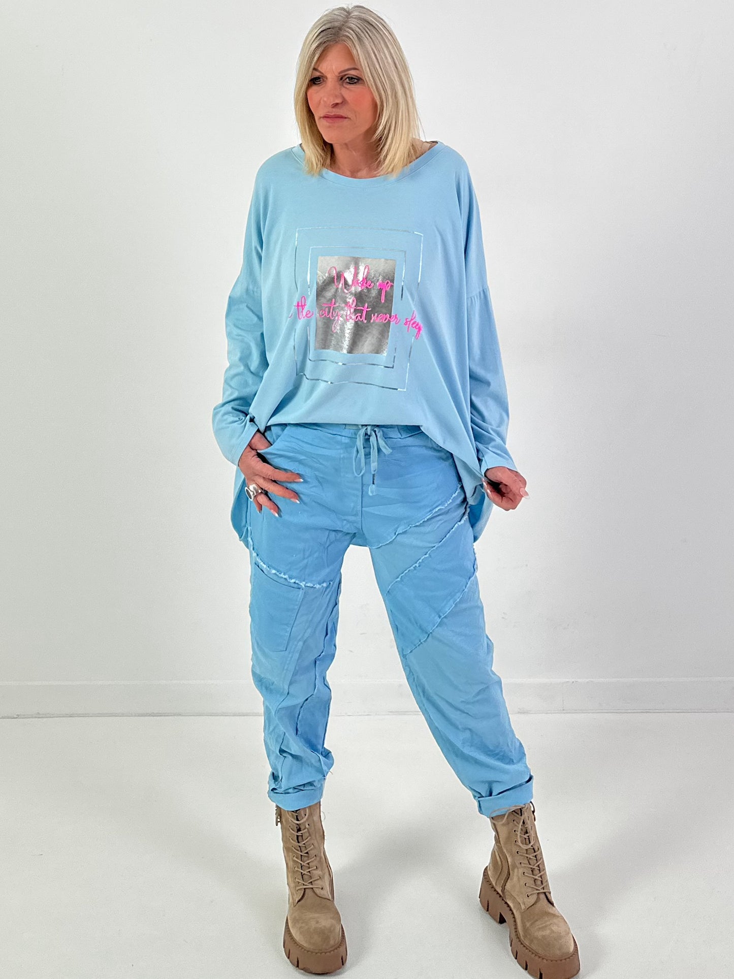Oversized Shirt Modell "wake up in a City that never sleeps" hellblau