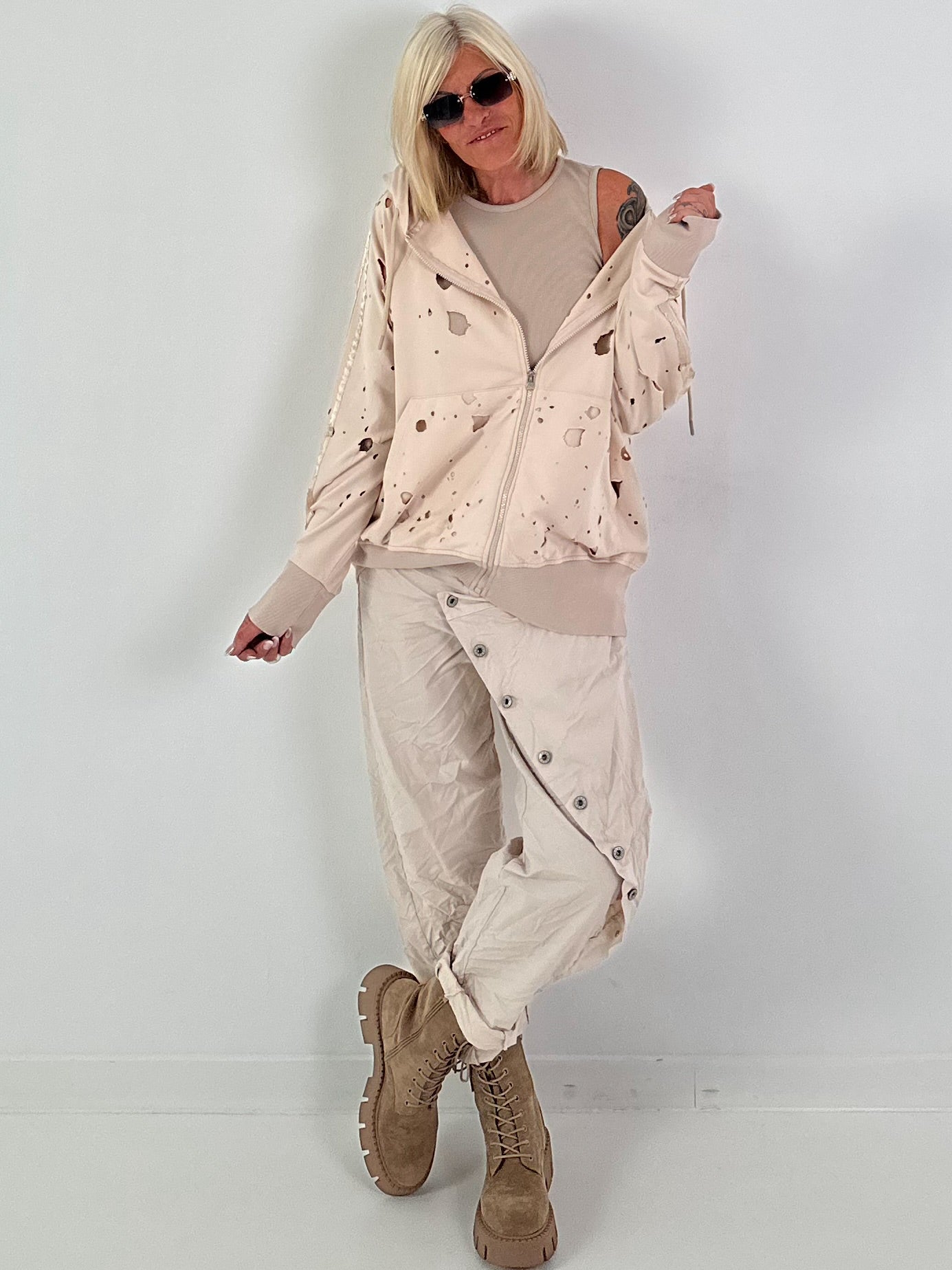 Stylische Sweatshirt Jacke mit großem Rückenpatch Tiger- beige