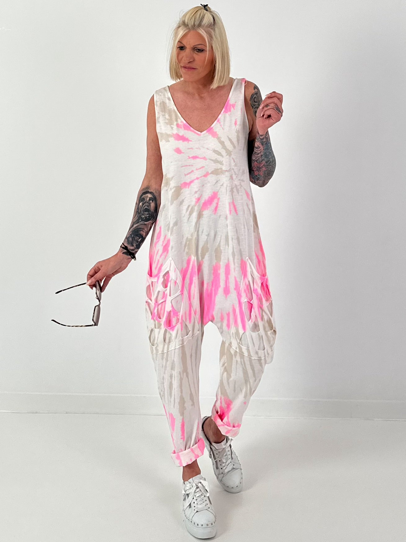 Batik Jumpsuit mit aufgesetzten Cut-Out Taschen - weiss-neonpink-beige