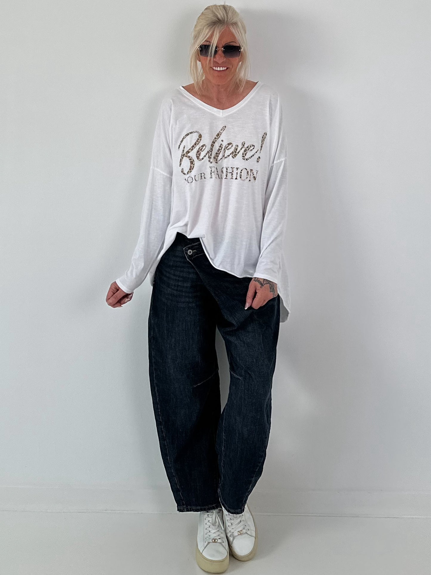 Oversized Shirt mit Leo-Print und Strass-Details - weiss
