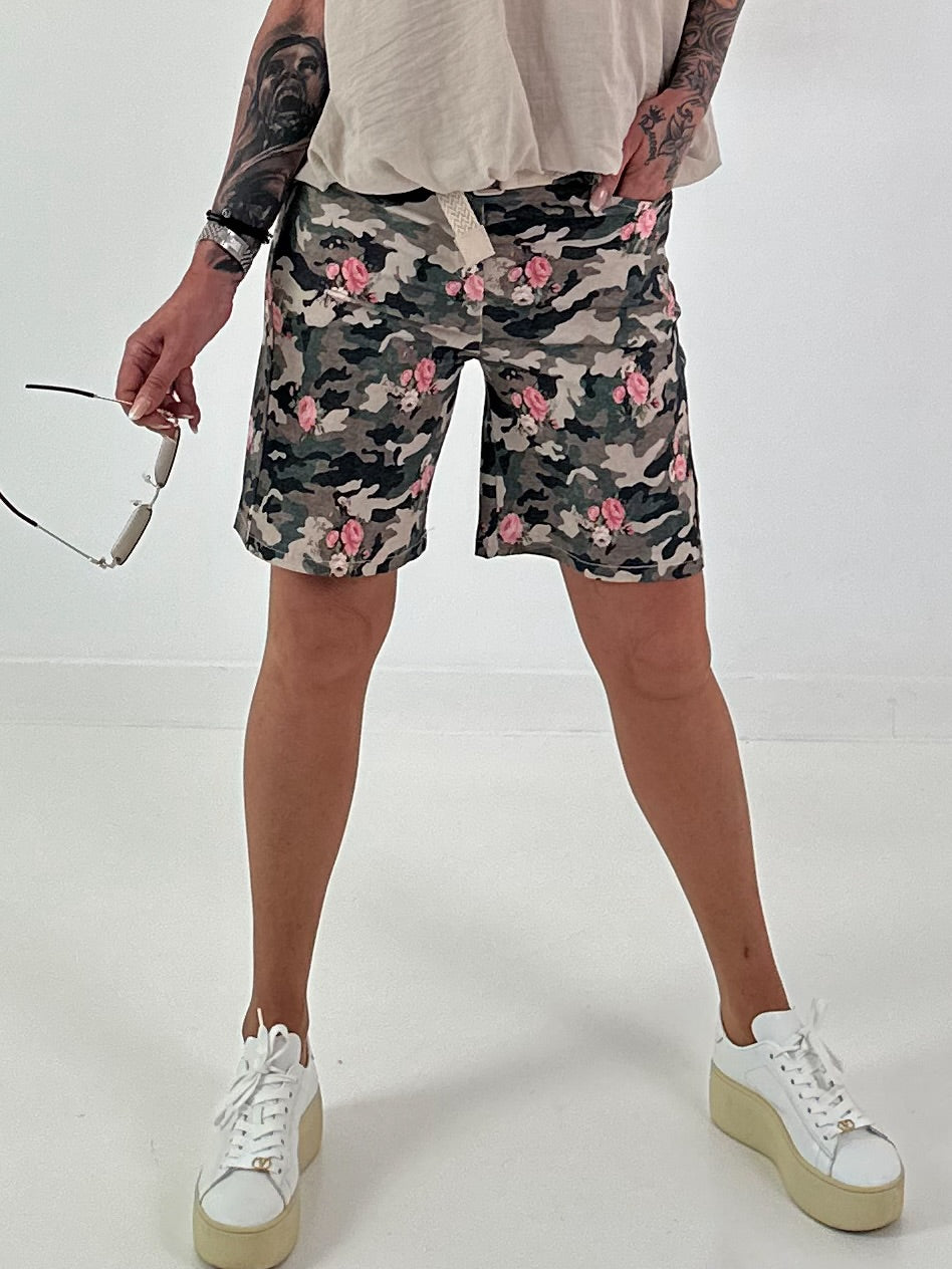 Kurze Hose Camouflage mit floralen Details - taupe mehrfarbig