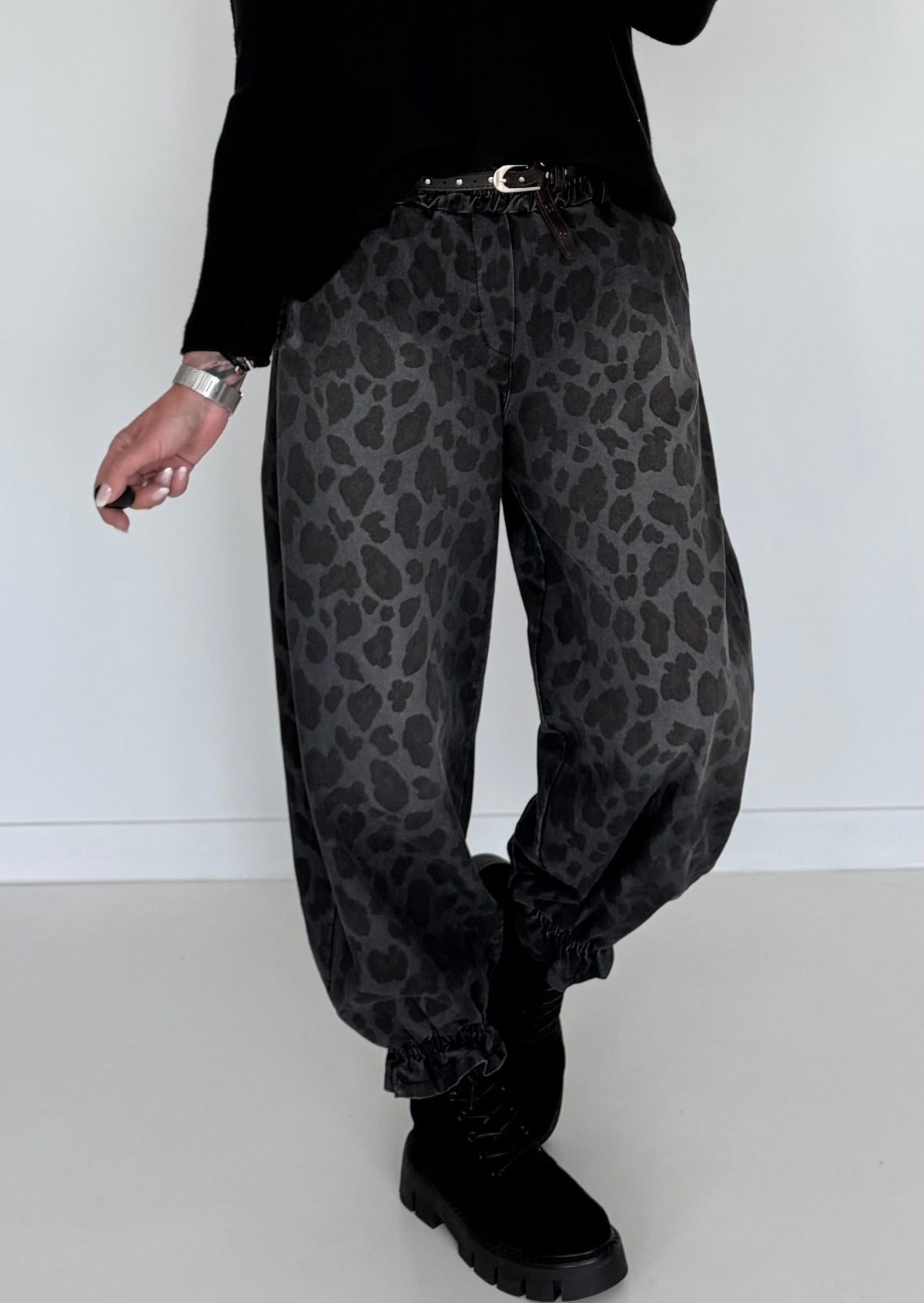 Jeans-Pumphose im Allover-Leoprint mit Gürtel - used-black ( lieferbar ab ca.09.10.26)