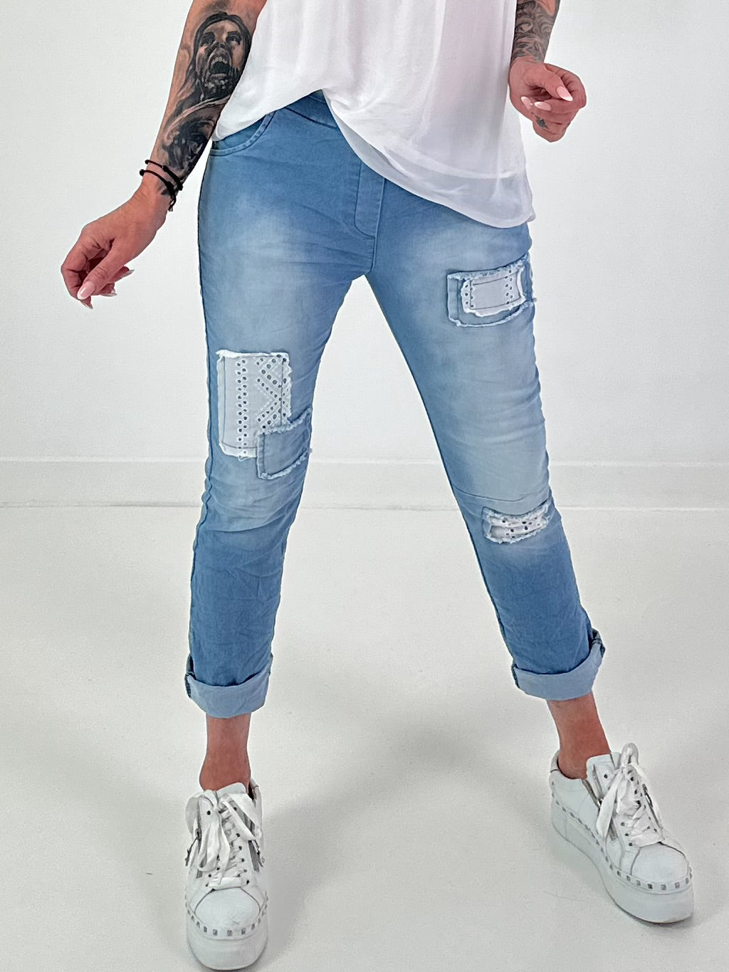 Jeanshose mit Lochstick-Patches - blau