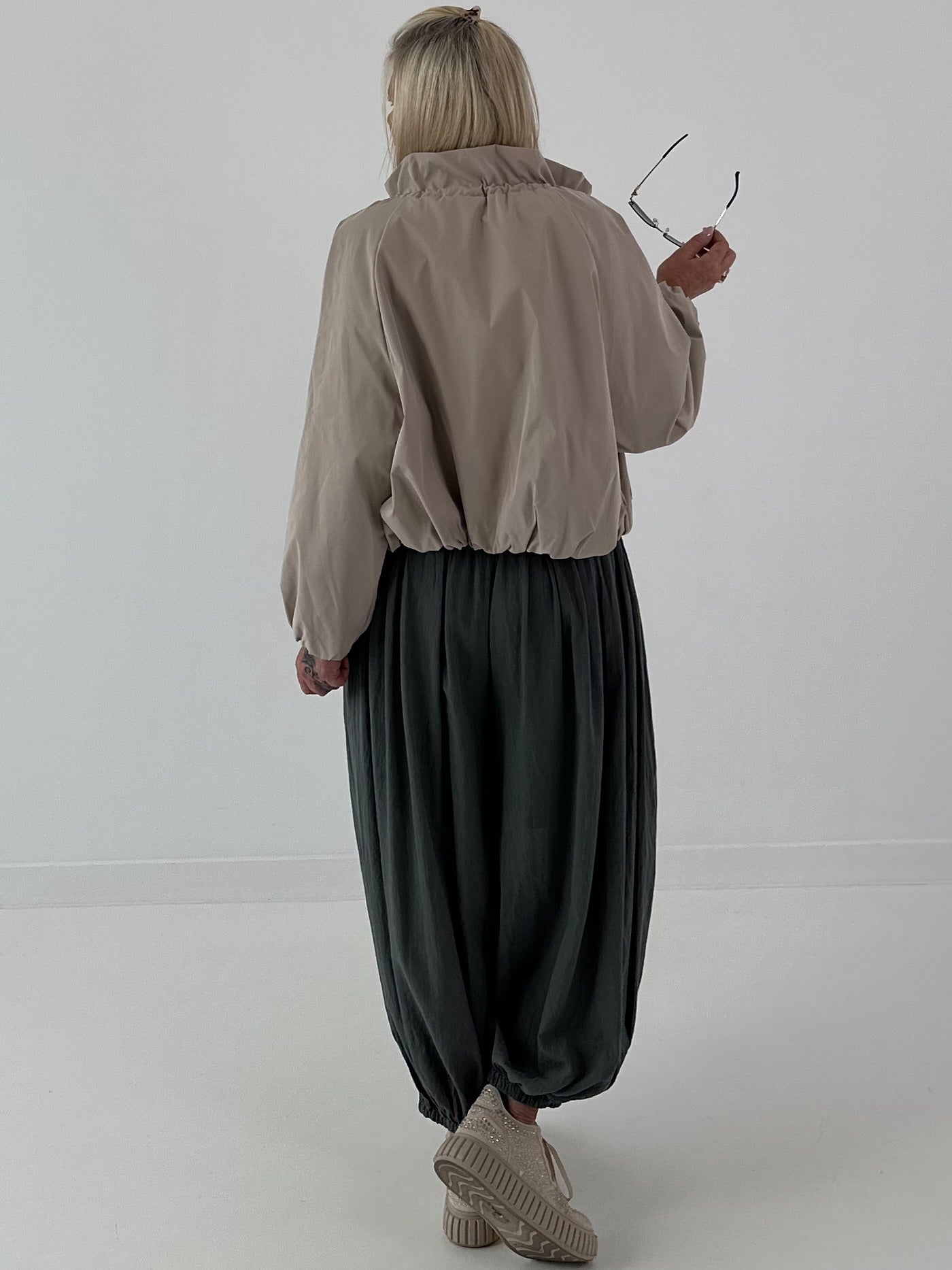 Ballon Jacke mit raffiniertem Kragen - beige