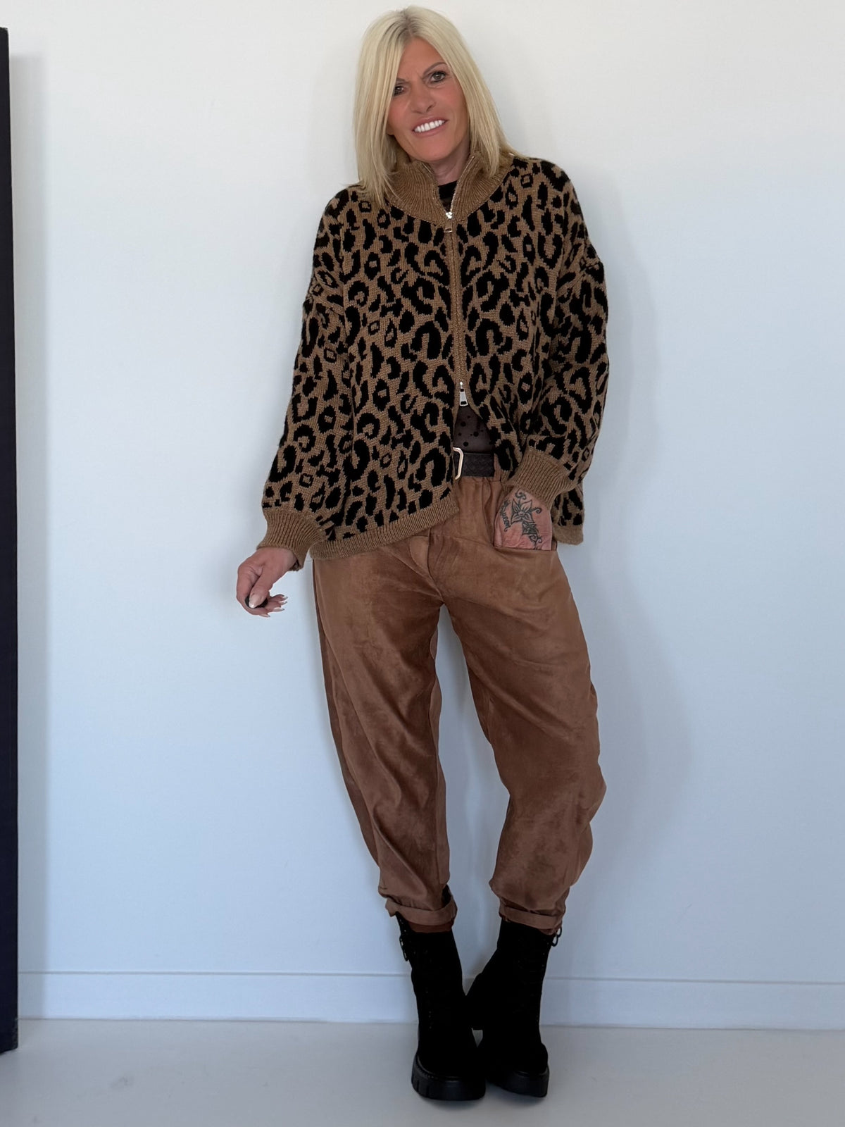 Strickjacke im Leo-Style - camel-schwarz