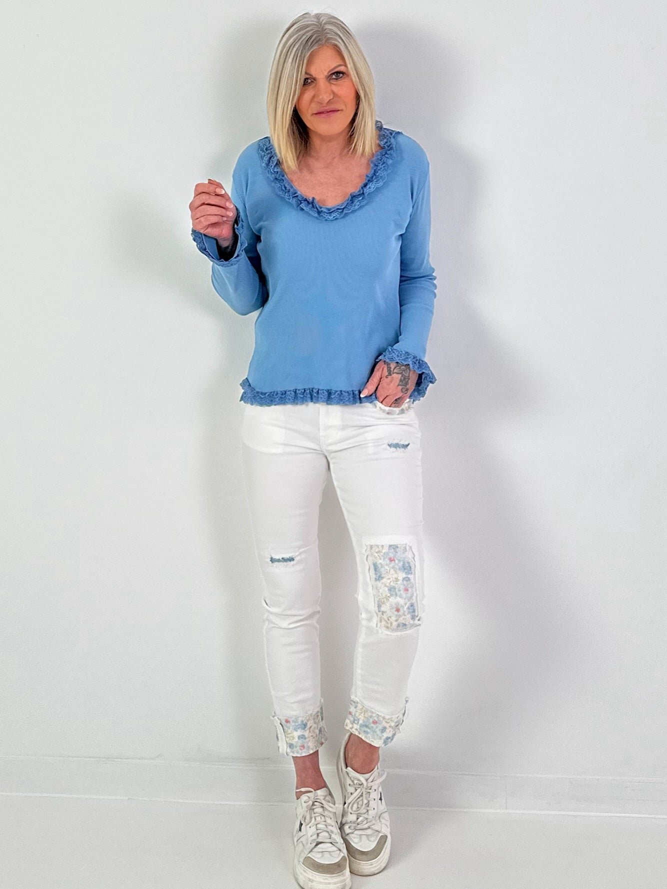 Shirt mit Spitzenrüsche - hellblau