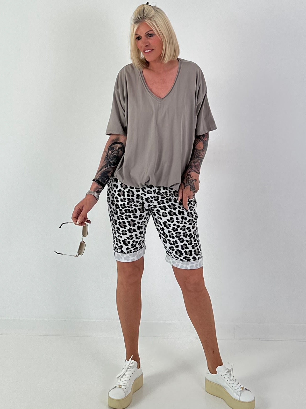 T-Shirt  mit gerafftem Saum - taupe