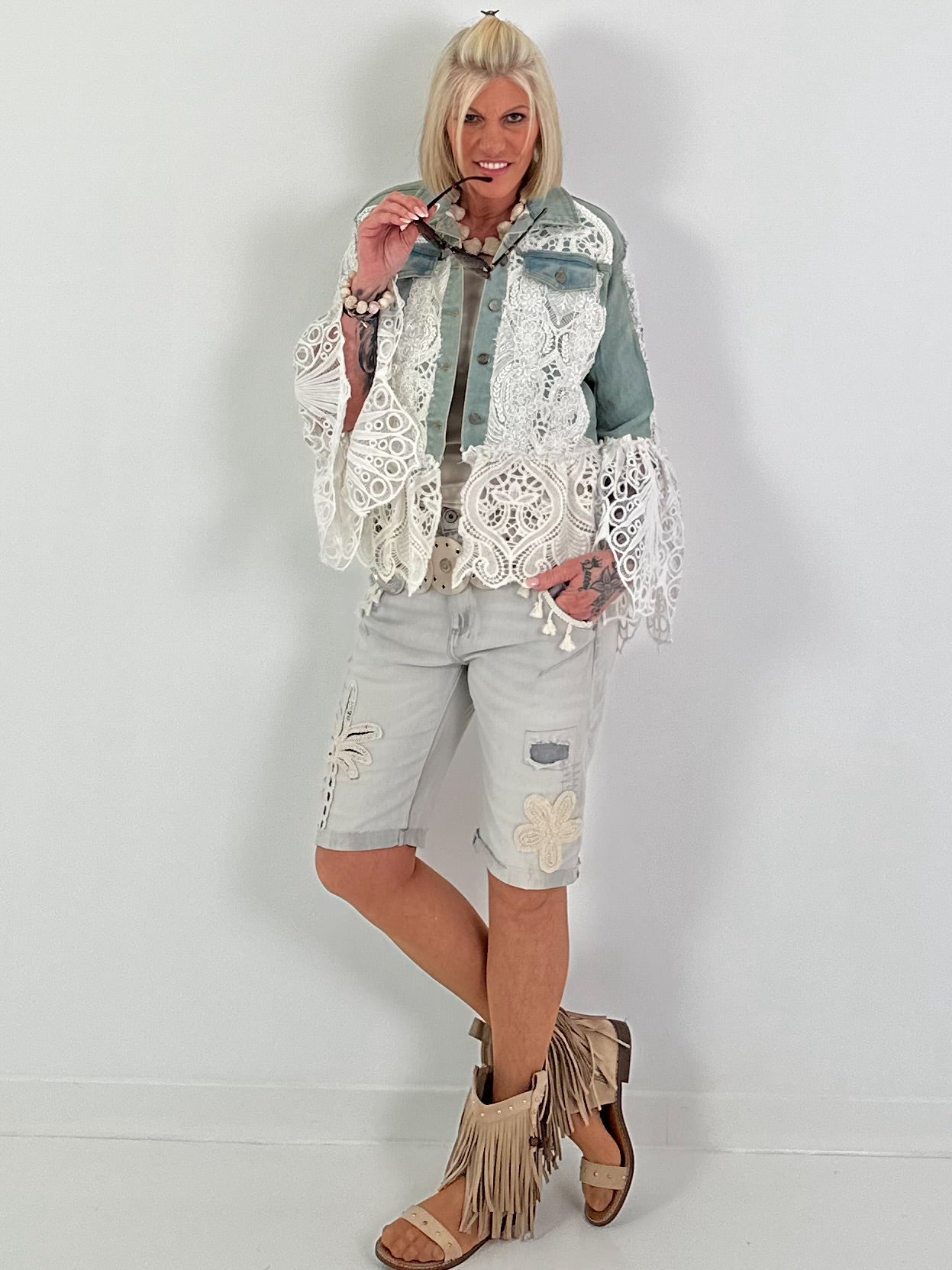 Boho Jeansjacke mit besonderen Details - denim-weiss