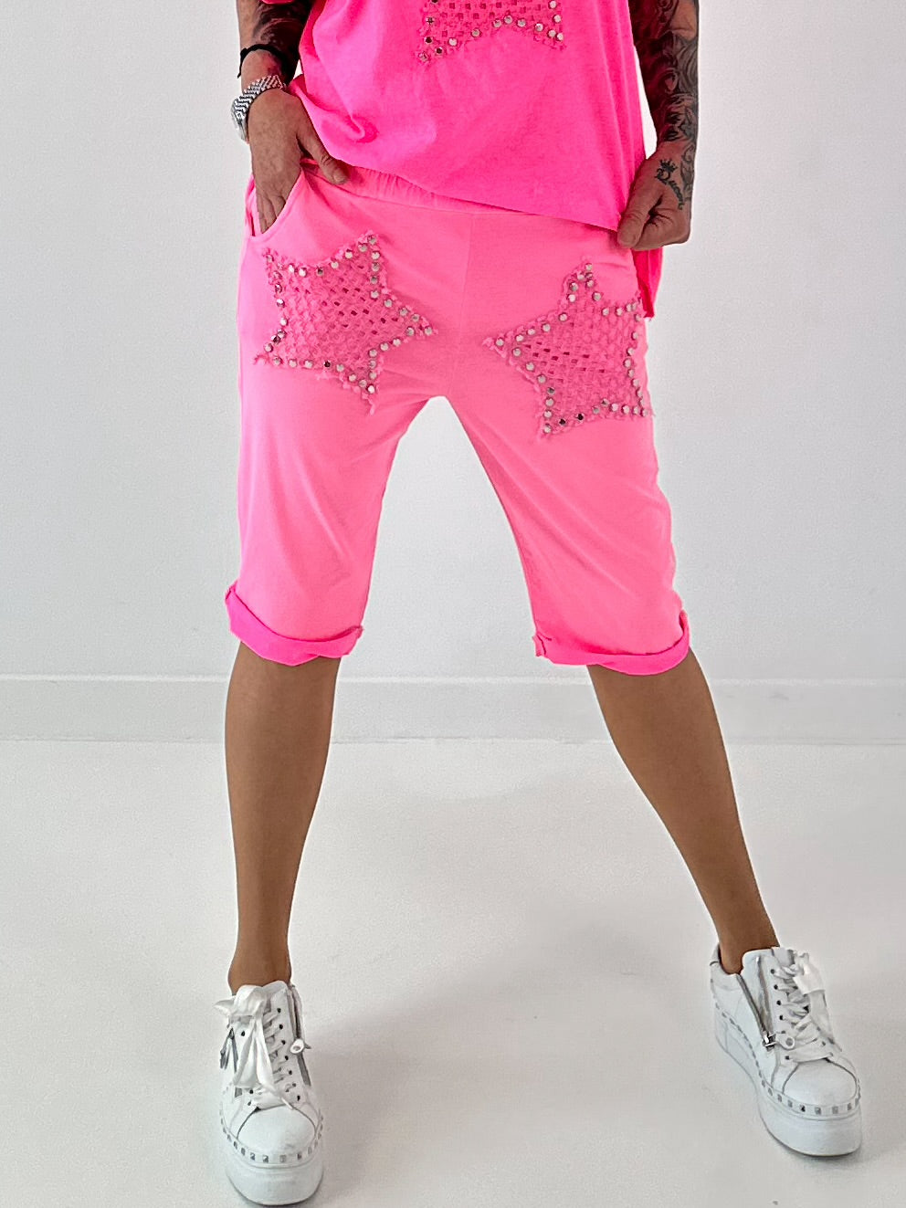 Sweat Short mit Häkelstern und  Nieten - neonpink