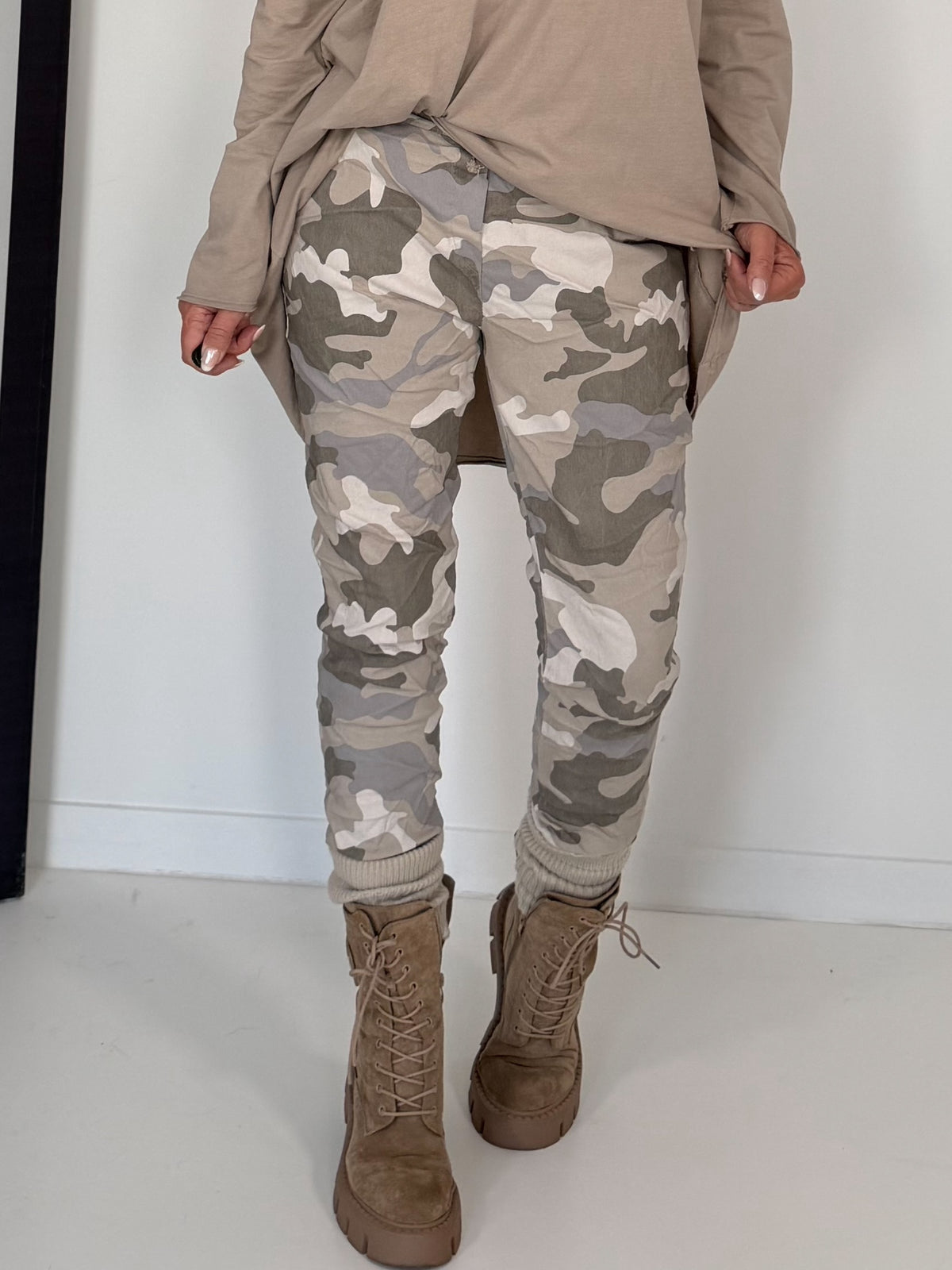 Hose mit elastischem Bund im Camouflage-Look - beige-mehrfarbig