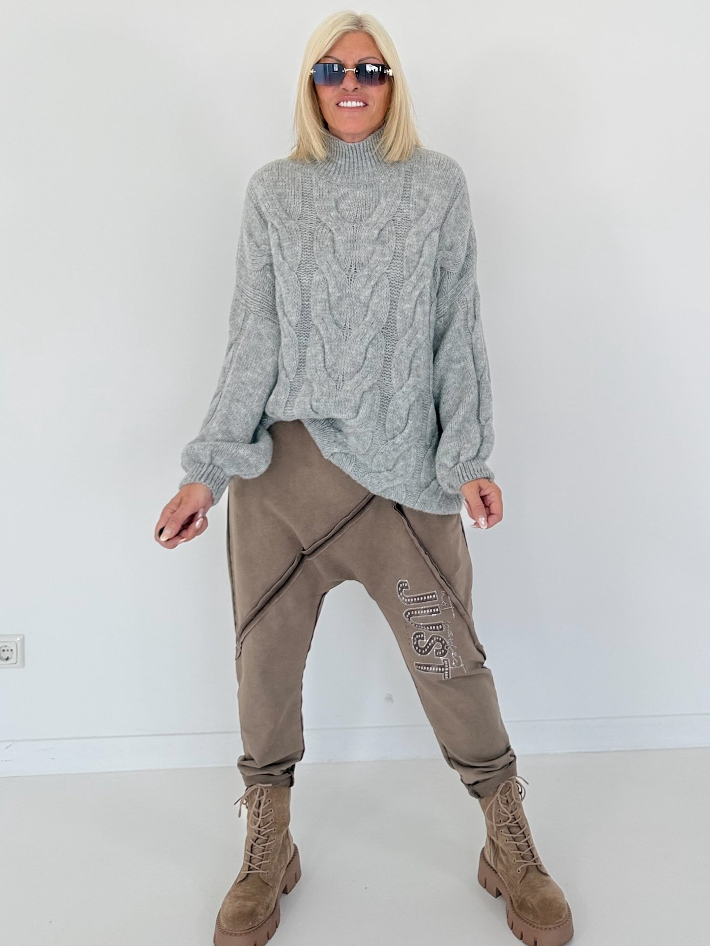Kuschliger Strickpullover mit Zopfmuster - grau