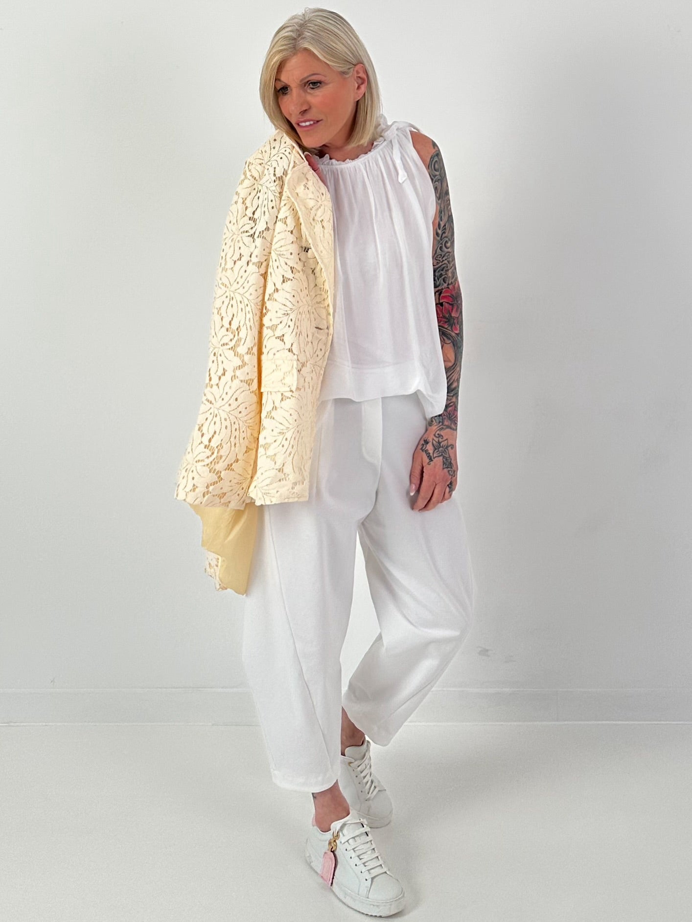 Seidentop mit Rüschenkragen und Schleife - weiss