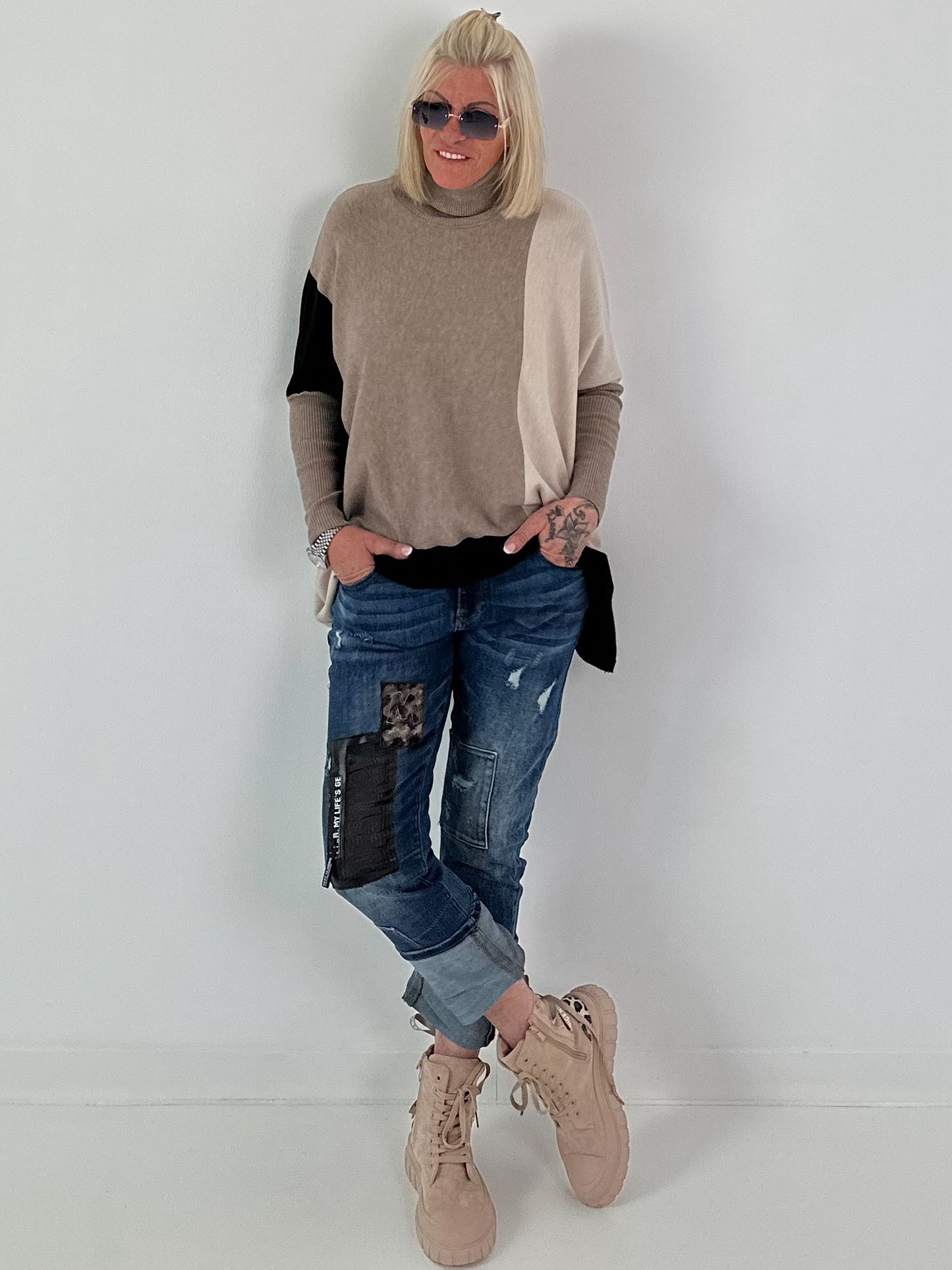 Oversized fijngebreide trui met stulpzakken – beige-taupe-zwart