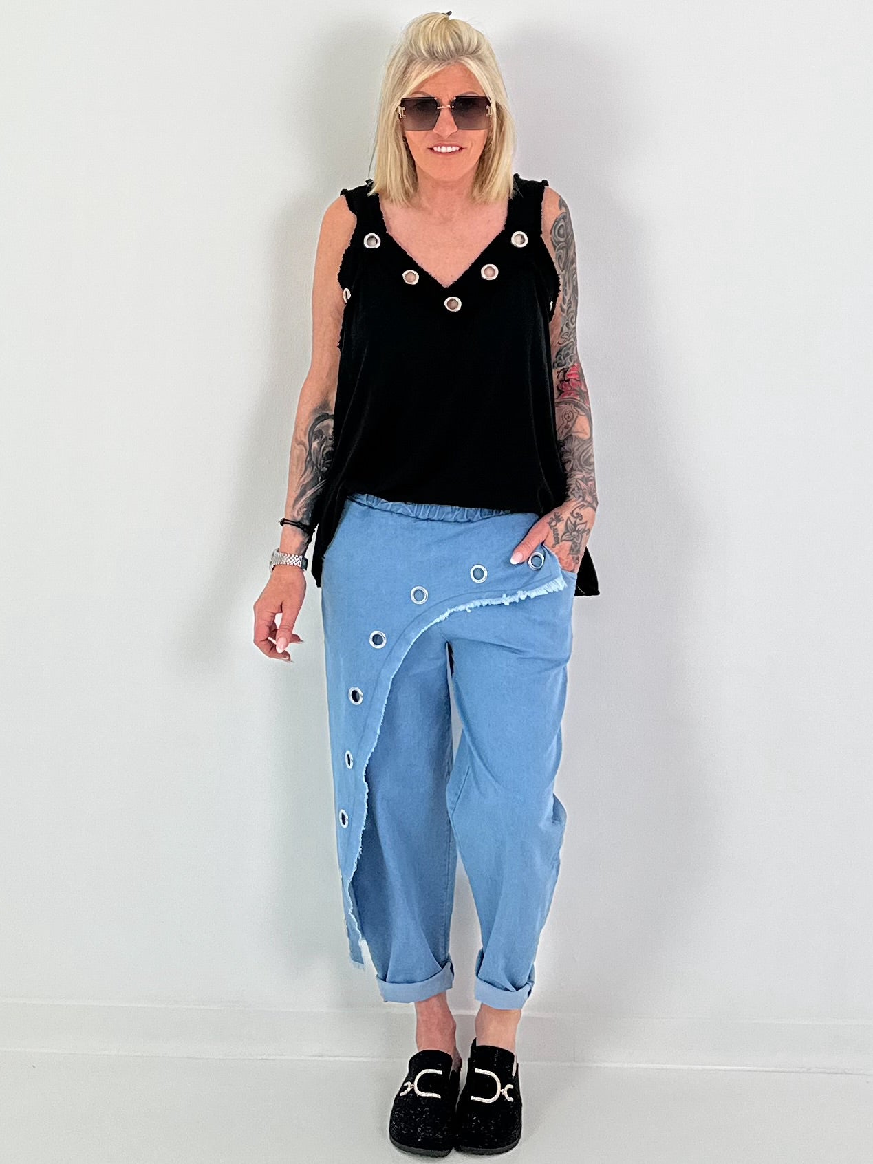 Oversized top with silver eyelets - black