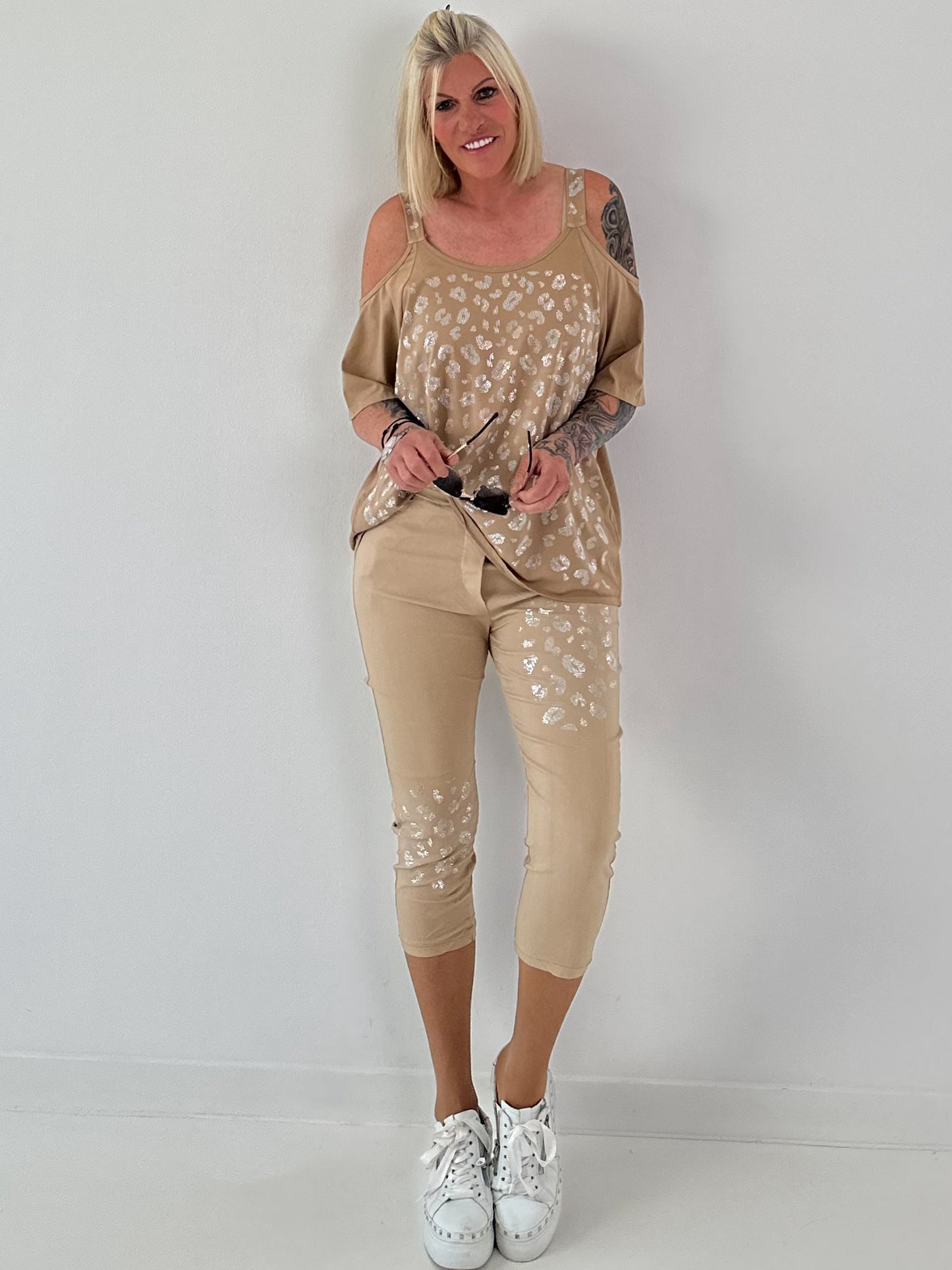 Shirt mit Cold Shoulder und Leo Strass - camel