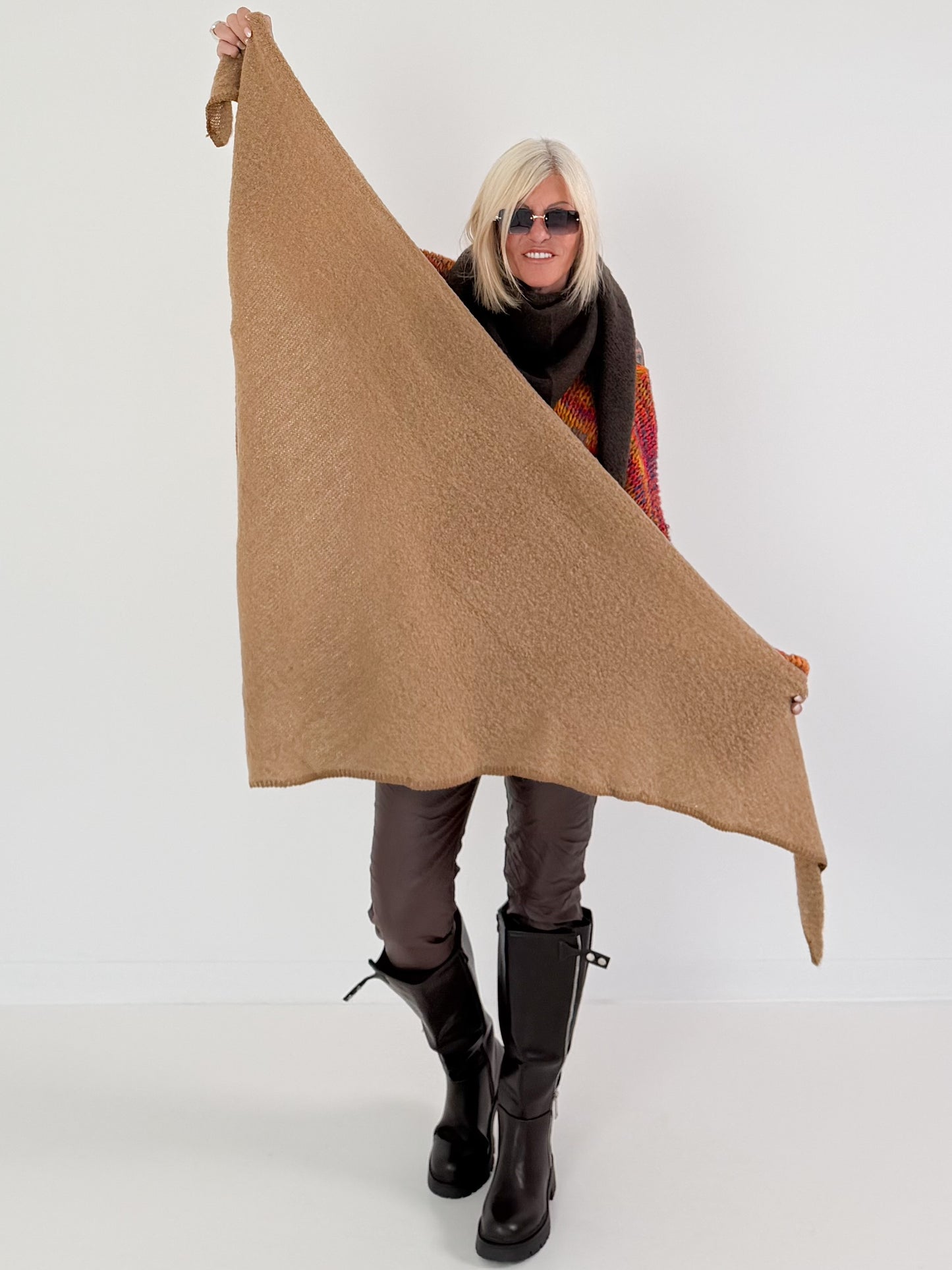 Cozy triangular scarf - camel
