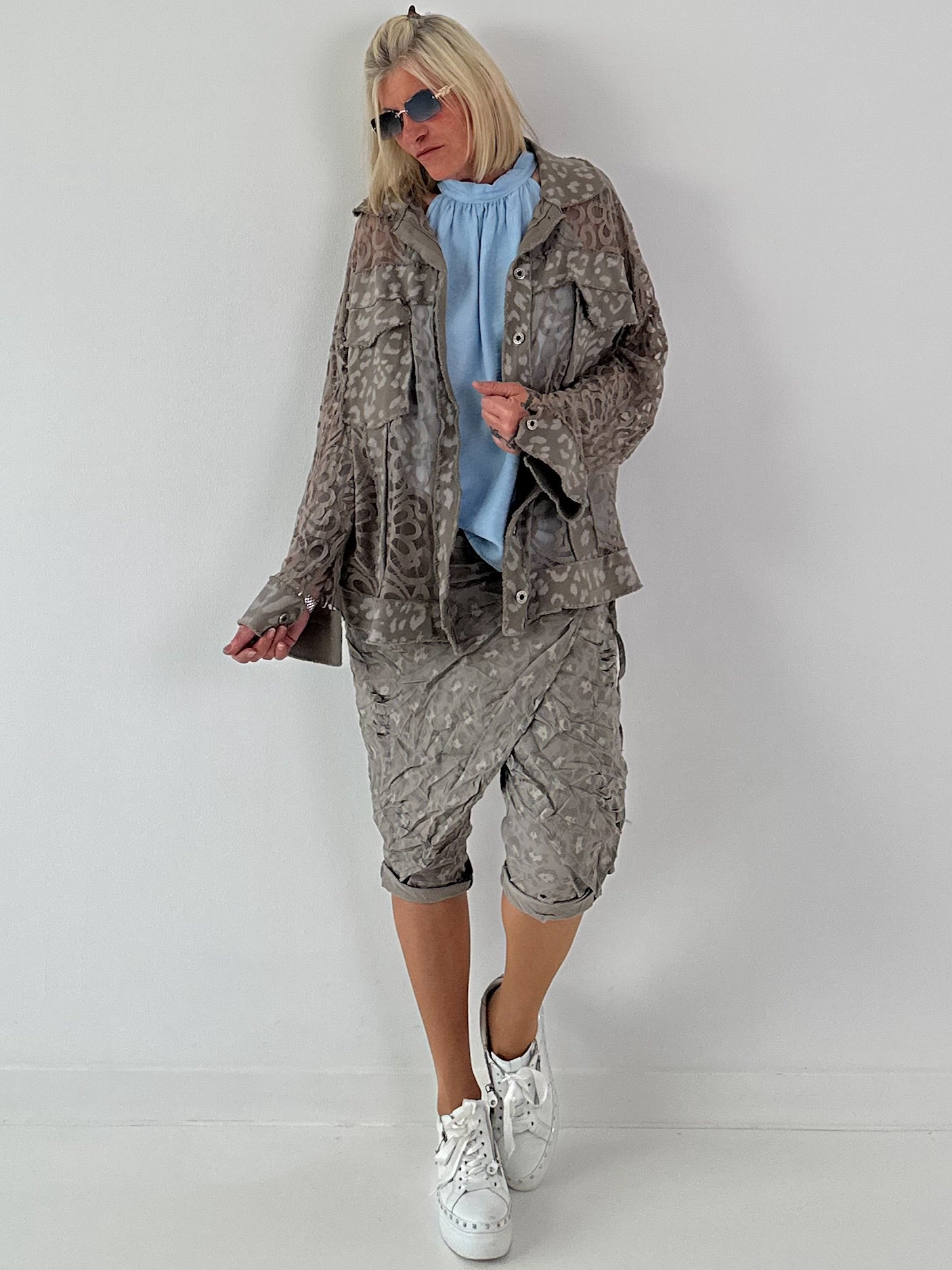 Jeansjacke mit Leo und floralem Netzeinsatz - taupe