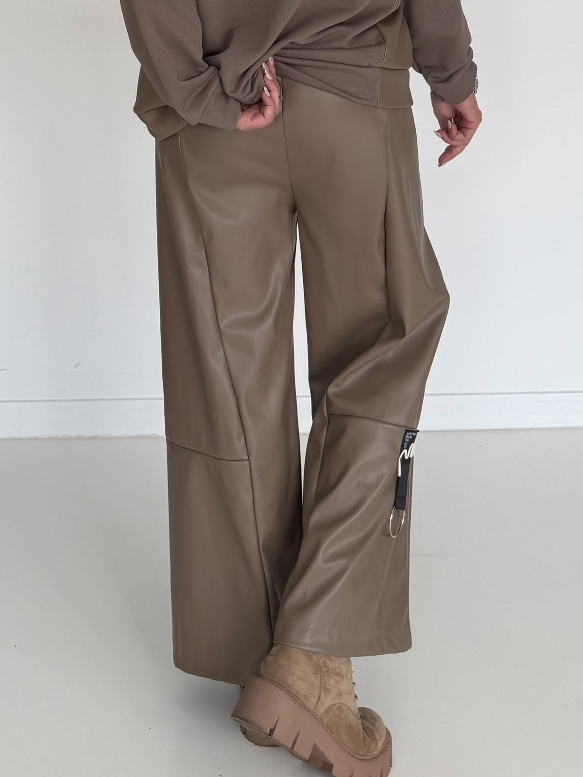 Vegane Lederhose mit weitem Bein - taupe