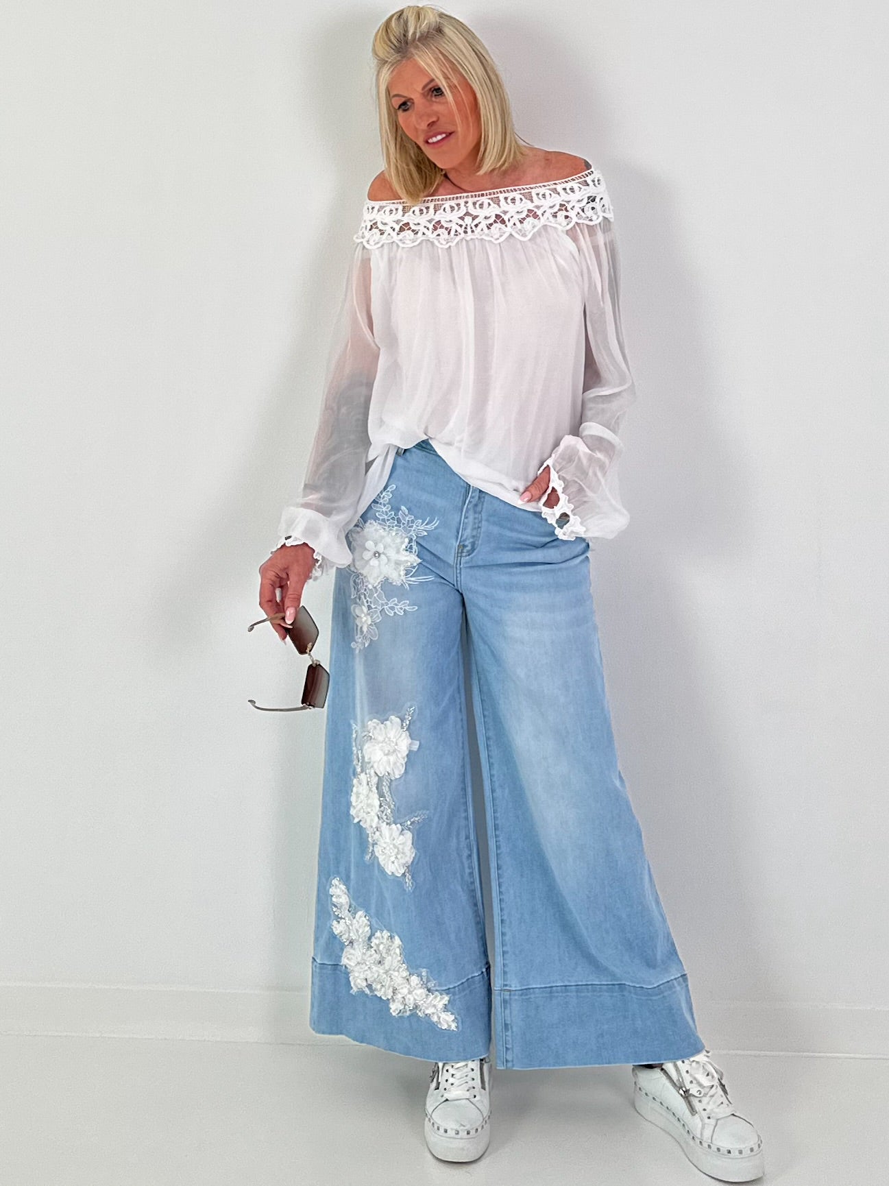 Wide-Leg Jeans mit floralen Applikation - denim
