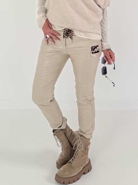 Vegane Lederhose mit Patch - beige