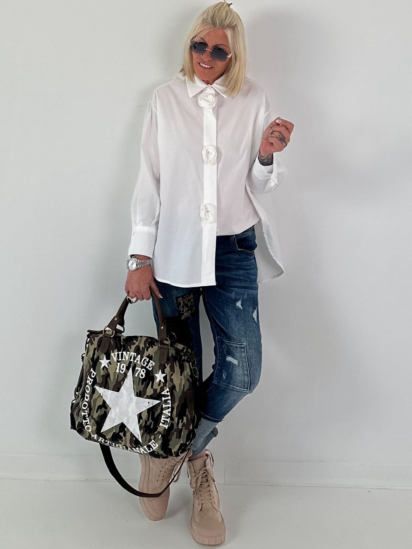 Bluse mit 3D-Blüten - weiss