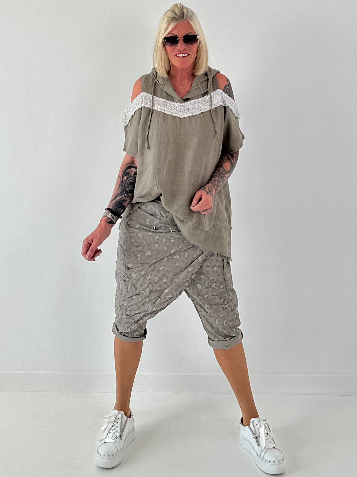 Leinen Shirt mit Pailletten und Cold Shoulder - taupe