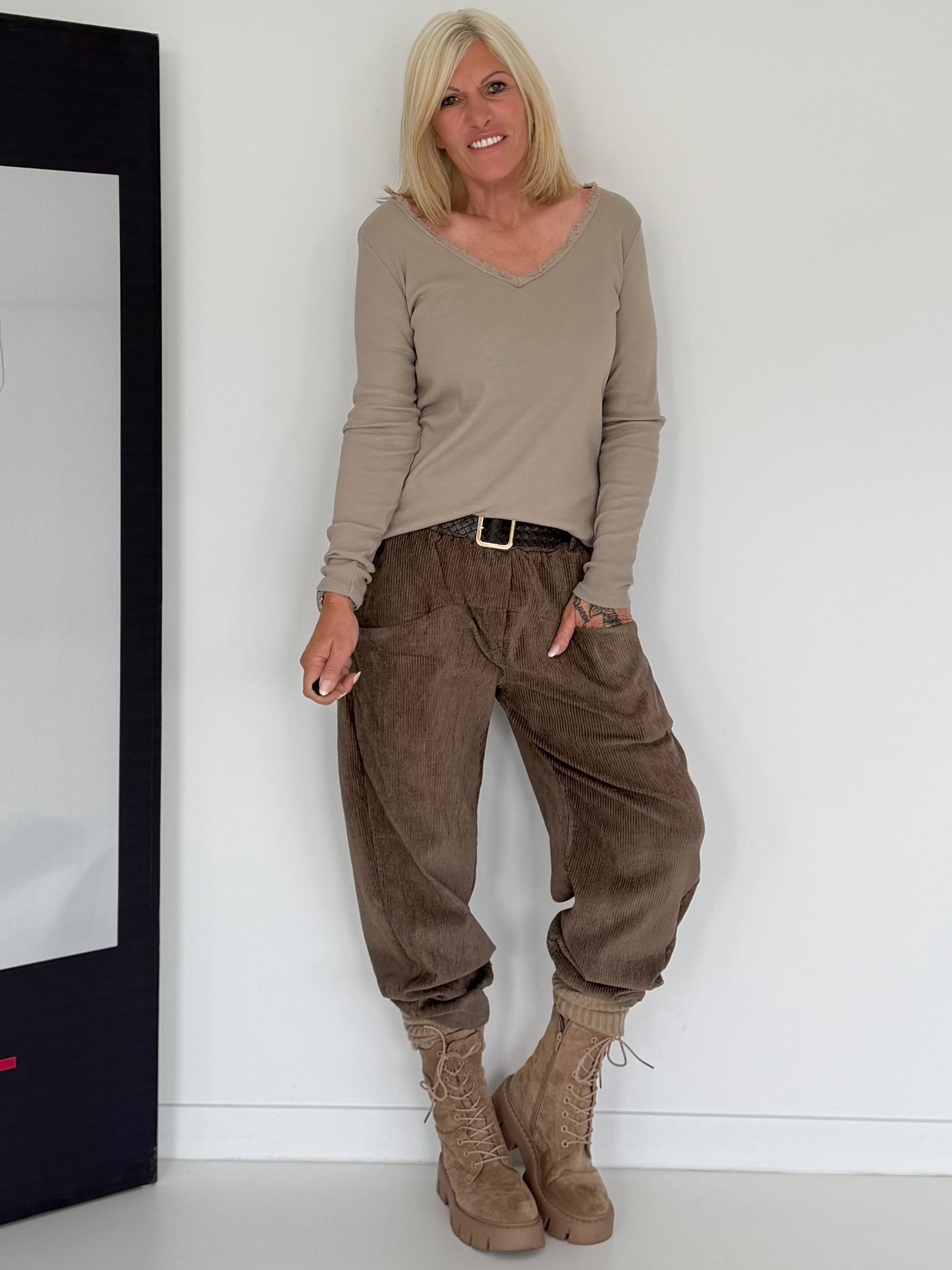 Geribd T-shirt met gerafelde V-hals - beige