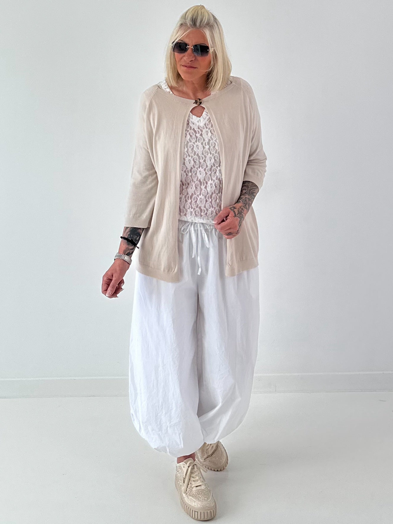 Leichte Feinstrickjacke mit Knopf- beige