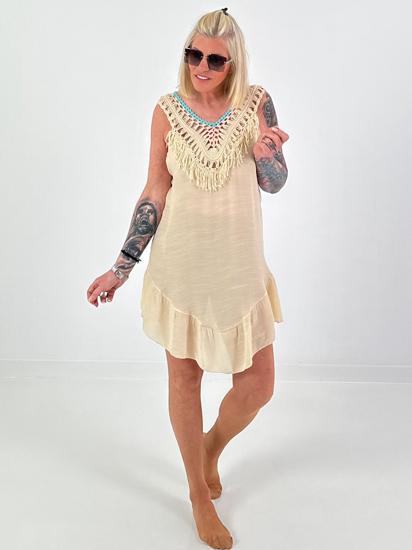 Ärmellose Ibiza Kleid/Tunika mit Häkeleinsätzen - beige