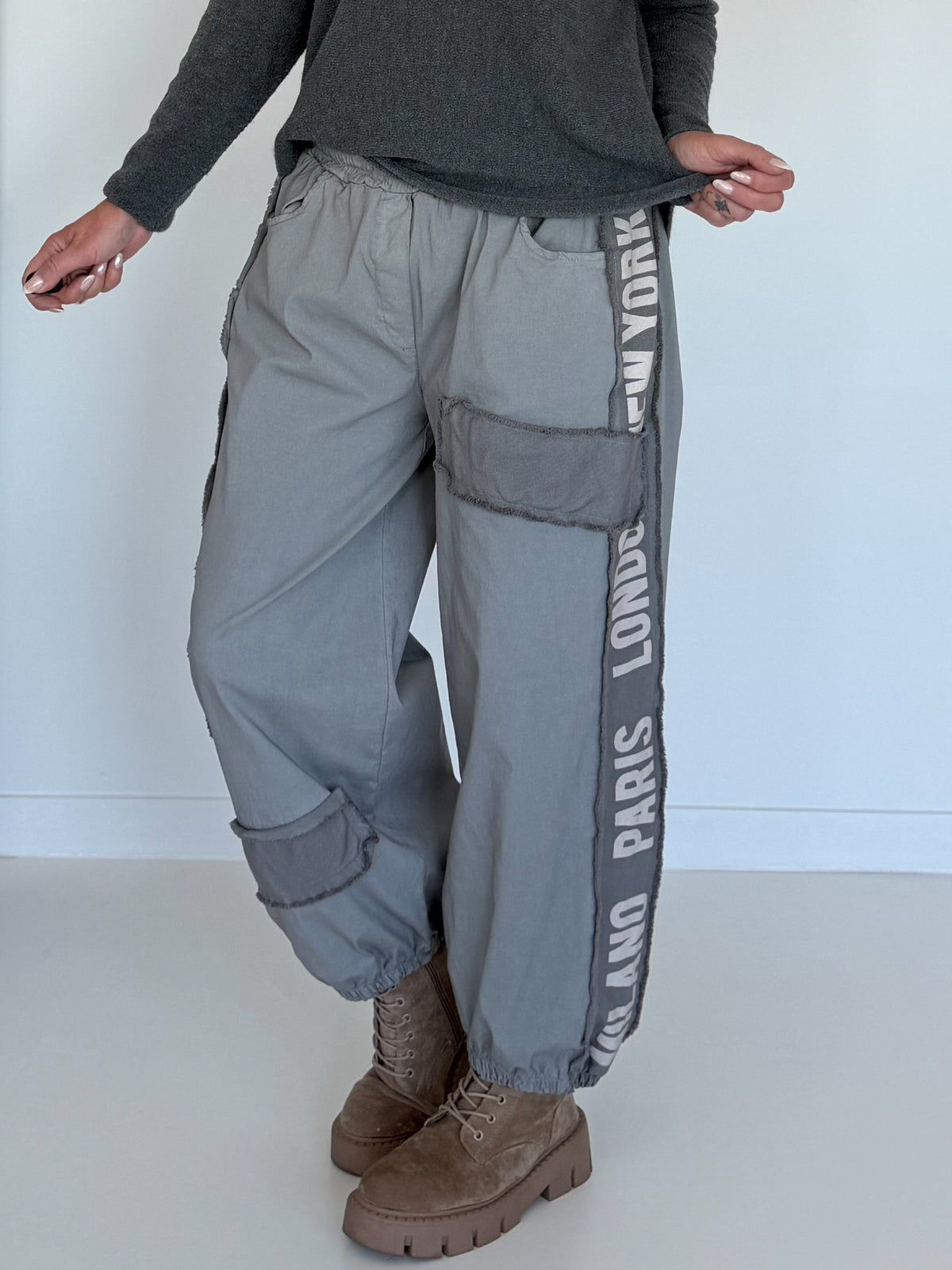 Hose mit City-Statement-Print - grau
