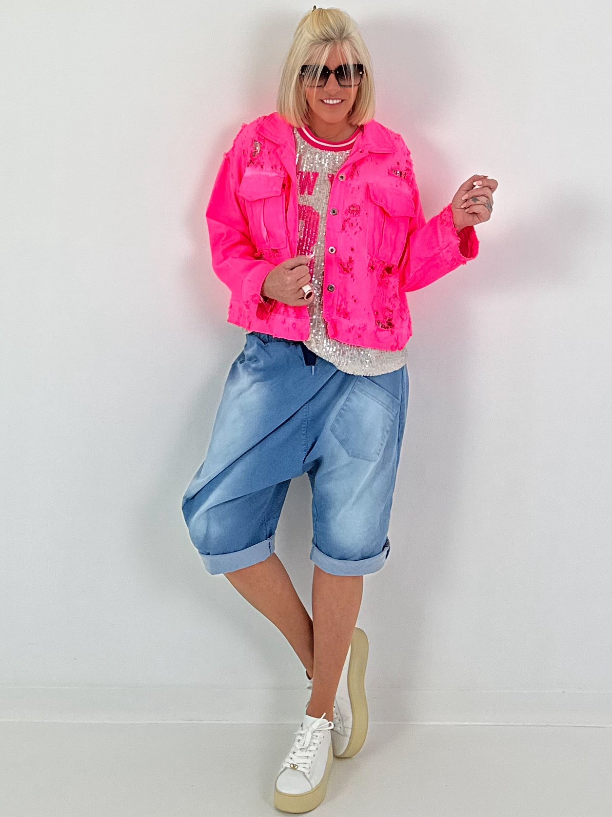 Jeansjacke in Destroyed Optik - neonpink