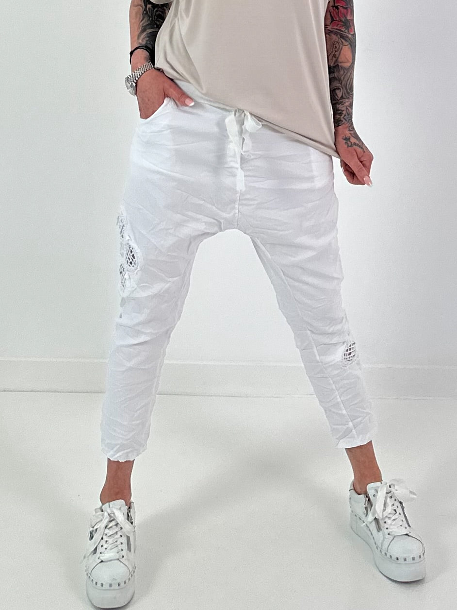 Baggy/Boyfriend Hose mit seitlichen Häkelblumen - weiss